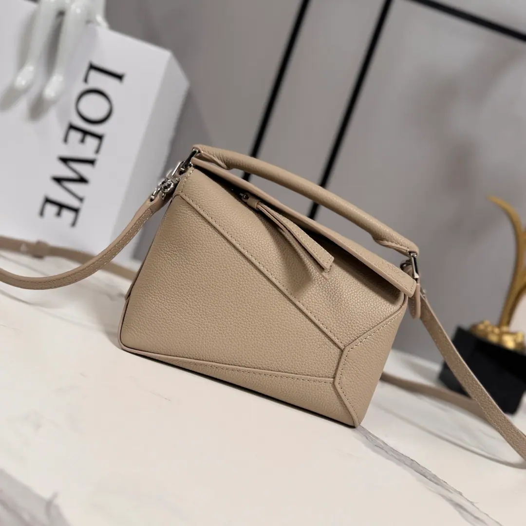 L⊚℮w℮🌟New version🆕 Soft-pumped cow leather.Puzzle EdgeHandbag. 𝑳Home.🆕First-time show handbags launched*The shape of the rectangular body and the precise cutting technique have been created. Puzzle Unique Geometric Lines*This mini version is made of soft pear leather., It's a little bit of an overlap.. Mini-Man.PuzzleIt can hold a small, vertical wallet, for example., Most-sized cell phones.（Max6.1Inches）And sunglasses., Shoulder or slash*Handheld or topheld*Shoulder band adjustable, Disableable*An internal plug and an external back-link pocket.*- Pull the zipper and pull the leather.*Man-tempered cotton canvas liner.Anagram Ballast🌟 size:18*12.5*8CＭ Model: 062312