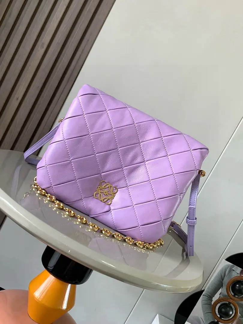 🔥Napa leather. Puffer Goya Handbag.👜Puffer Goya Yes. Goya The inspiration of aesthetics., ♪ Through the shining Napa sheep with the goose hair cushions ♪🐑Leather., It's bringing new sensory and tactile dimensions.🎀With unmouldable and adaptable metal doughnuts⛓The chain and a disassembly leather belt are used in the wrinkled sheep leather version.🧸It's been cropped., ✂️Sewing🪡And hand-woven. 🥰＊Shoulder or hand.＊Magnetic buttons＊This bag is accompanied by a strip to remove the chain and a leather belt.＊A major partition., A zipper.🔗Pocket and a plug.＊Napa sheep leather liner💜 Dimensions: 23cm～9cm～17cm Paragraph: 9076 Colours: Alight Purple