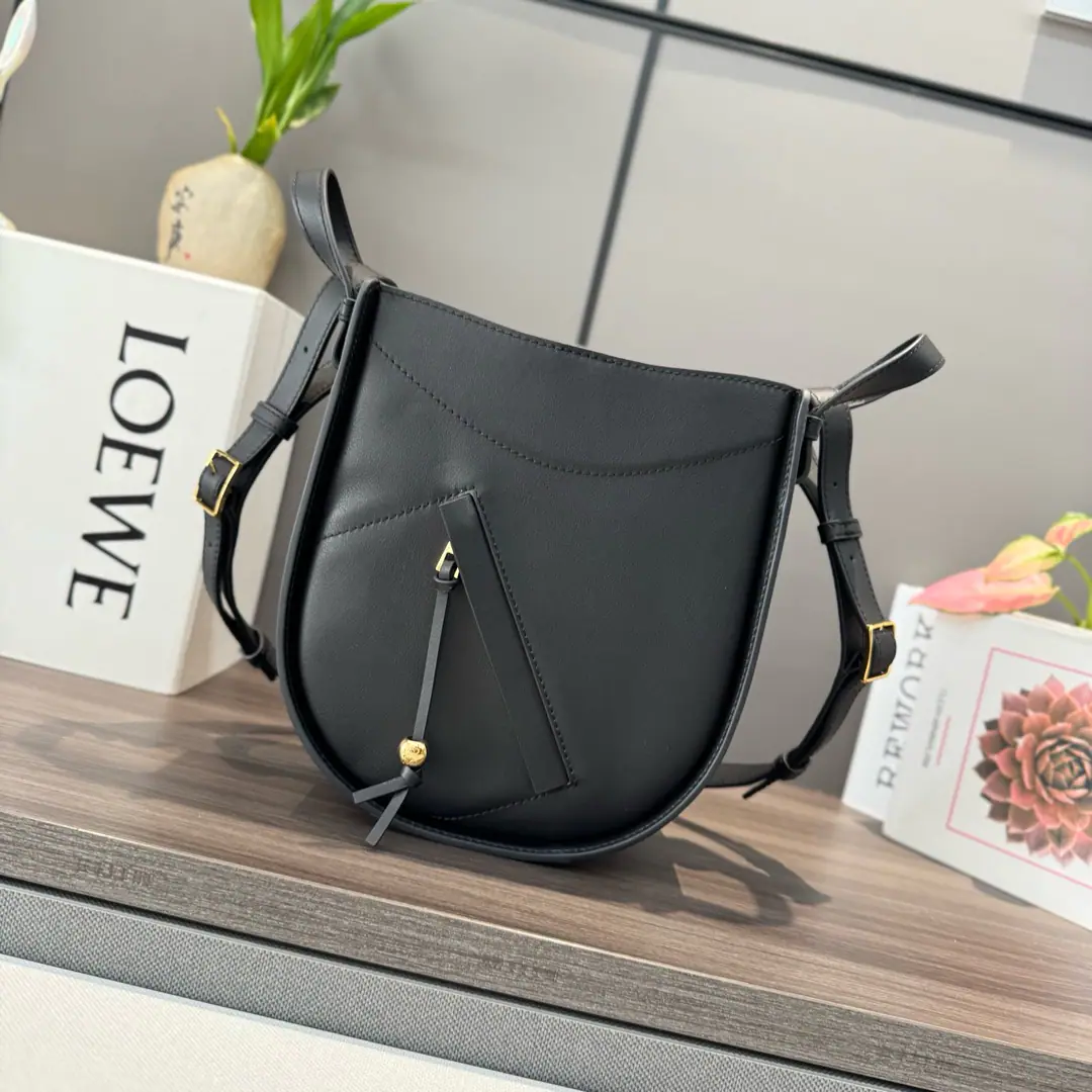 𝑳Home.🌟Classic cow leather.Hammock bag Handbag.（New Dimension）Hanger bag. It's a multipurpose bag with a soft side of the bread., It's free to change shape.*This version is made of classic cow leather.*🆕♪ Shoulder ♪, Slash, Handbags or handheld on top.* Disableable Regable shoulder belt* The inside hook is sealed. *Two inside bags.*Customize with shoulder belts and personal tweaks *An external zipper pocket. *WithAnagramThe man-touched cotton sails.. size: 21*25*10CM Model: 012412