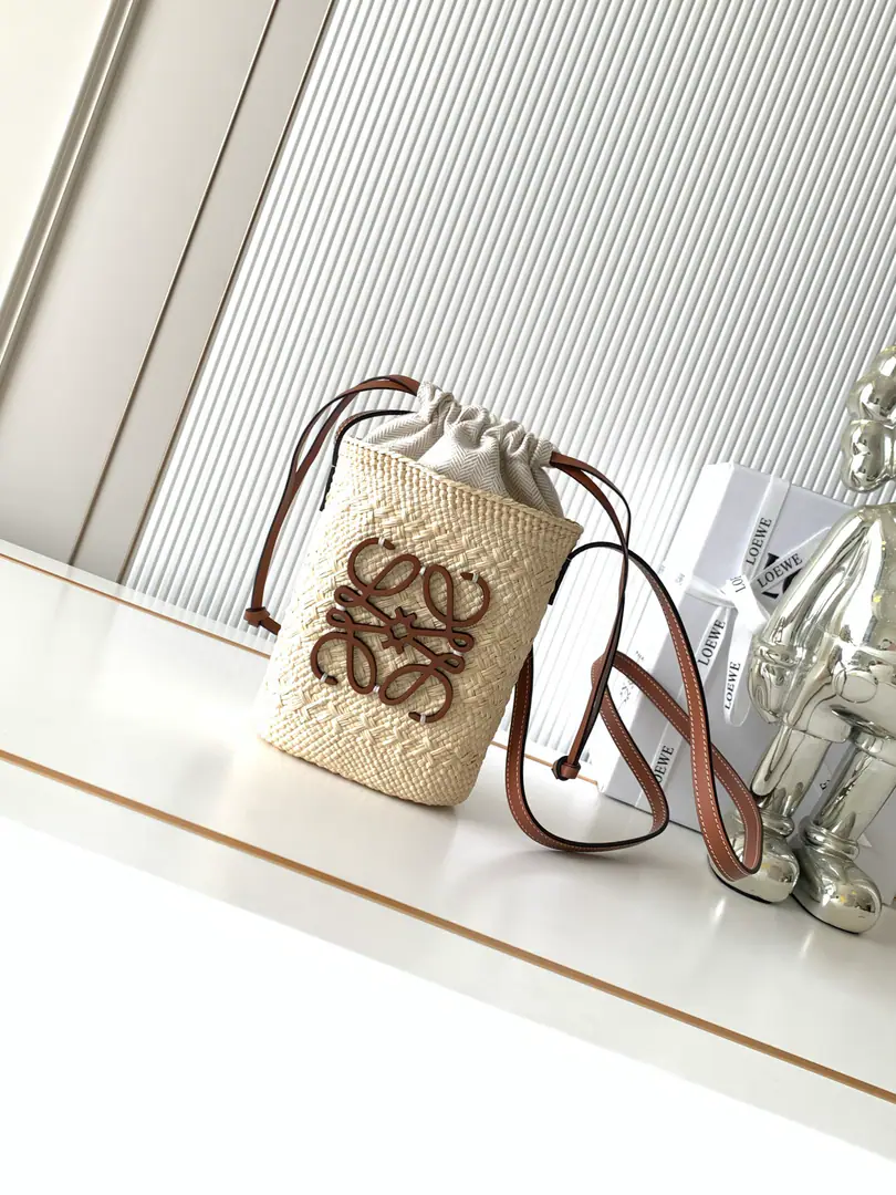 🔥New imports of knitting mobile phone bags, ❤Iraka Palm and the ox leather stump., 👑This square bag is made from Iraka Palm.💥It's a leather. Anagram 💖A leather belt and a man-tempered cotton canvas to draw the ropes on top.💣It's a superstar.～Summer must be a handbag., If we're gonna pick a bag for the summer,🌞That must be a knitting bag.. It's a good fit for everyday wear., It's for the weekend.💄I'll put the summer atmosphere on the table.AnagramThe bag is a classic hand-woven basket bag.🌹It's a vacation wind.◇Summer sets are necessary.！🎁 Dimensions: 22CM～14CM～6CM Paragraph: 8030 Colours: Brown.