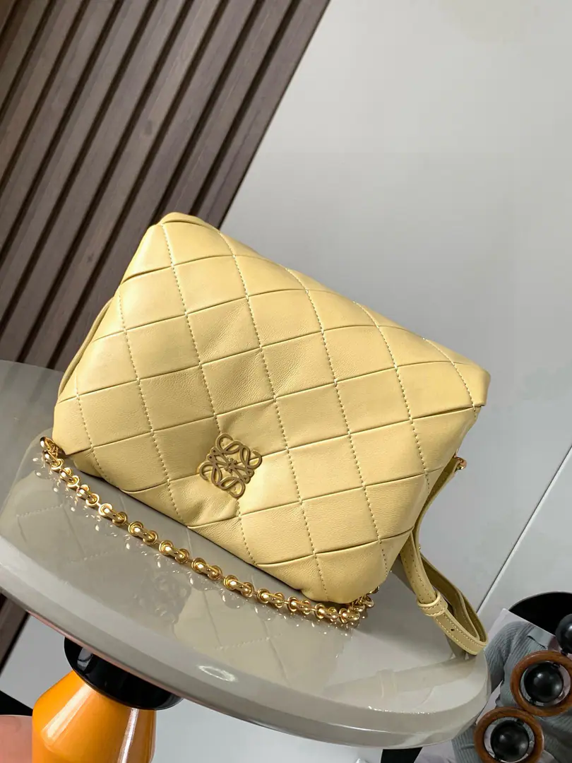 🔥Napa leather. Puffer Goya Handbag.👜Puffer Goya Yes. Goya The inspiration of aesthetics., ♪ Through the shining Napa sheep with the goose hair cushions ♪🐑Leather., It's bringing new sensory and tactile dimensions.🎀With unmouldable and adaptable metal doughnuts⛓The chain and a disassembly leather belt are used in the wrinkled sheep leather version.🧸It's been cropped., ✂️Sewing🪡And hand-woven. 🥰＊Shoulder or hand.＊Magnetic buttons＊This bag is accompanied by a strip to remove the chain and a leather belt.＊A major partition., A zipper.🔗Pocket and a plug.＊Napa sheep leather liner💛 Dimensions: 23cm～9cm～17cm Paragraph: 9076 Colours: Butter.