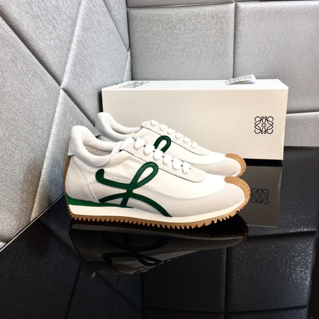 - I'm running out of time. High Version Top Quality LOEWE Loi Wei Gang shoes2021The New Leisure Shoes of the Spring. Fabulous.: Counter-feather skin.+Parachute tarp.+Head-decked cow skin. Uchi.: Bullskins.+Skins and feet. Size: 35-44 Full package, The cabinet's the latest high-end roll-over of the magnet case.