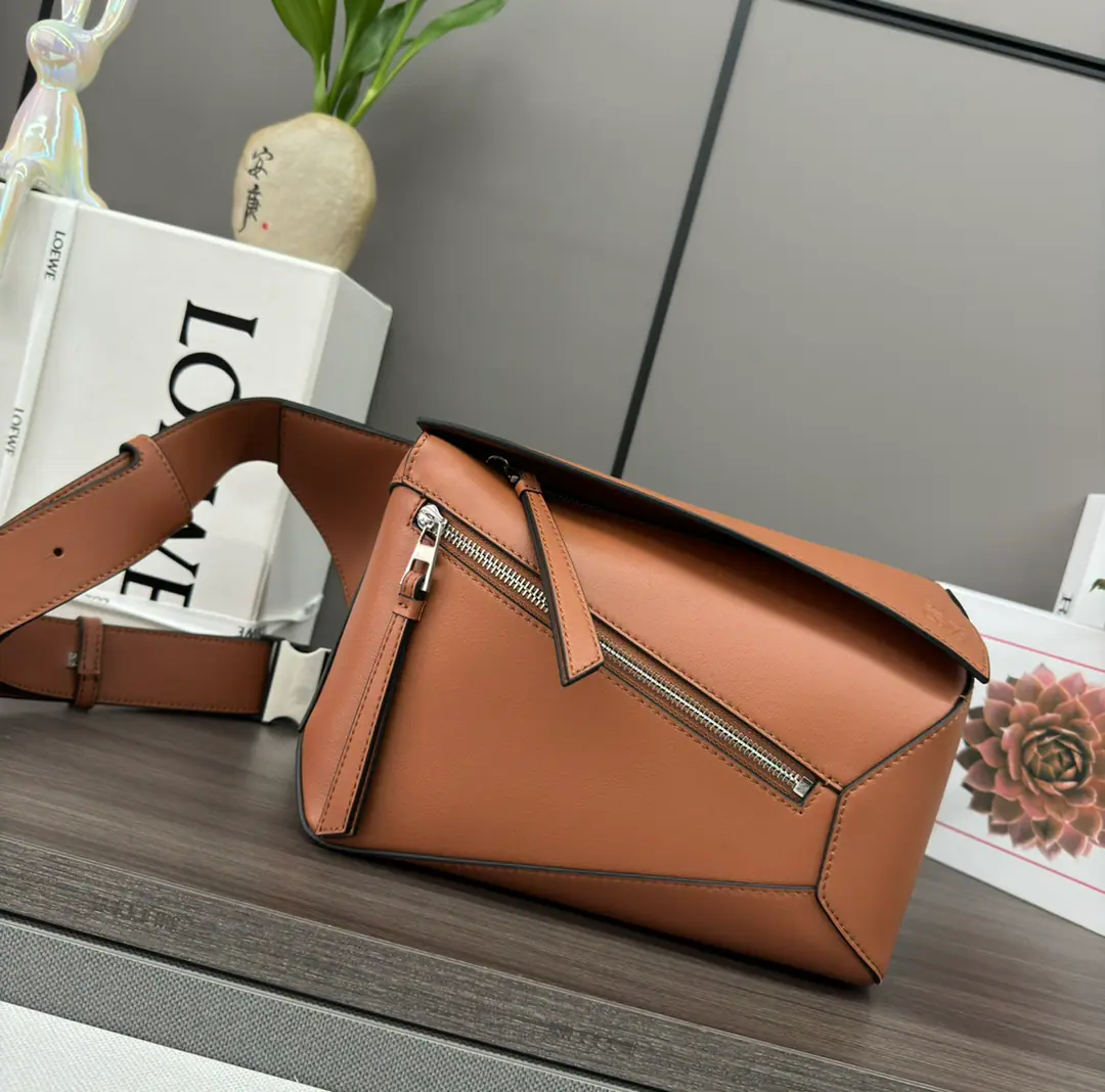 L⊚℮w℮🌟 🔥New version🆕New paragraph The little one is classic cattle leather. Puzzle - The waist bag.🌟 *The shape of the rectangular body and the precise cutting technique have been created. Puzzle The unique geometric line is made of classic cattle leather., It's a little bit of an overlap.. 🉑️Shoulder or slash*The modifiable shoulder belt is equipped with a metal cottang., It's carved.LOEWLogo*- We're going to pull the chain., Bull leather zipper.*External zipping pockets and internal plugs*An external zipper bag.*Man-tempered cotton canvas liner.*Anagram Ballast🌟 size:24*16*10.5 Model: 052344