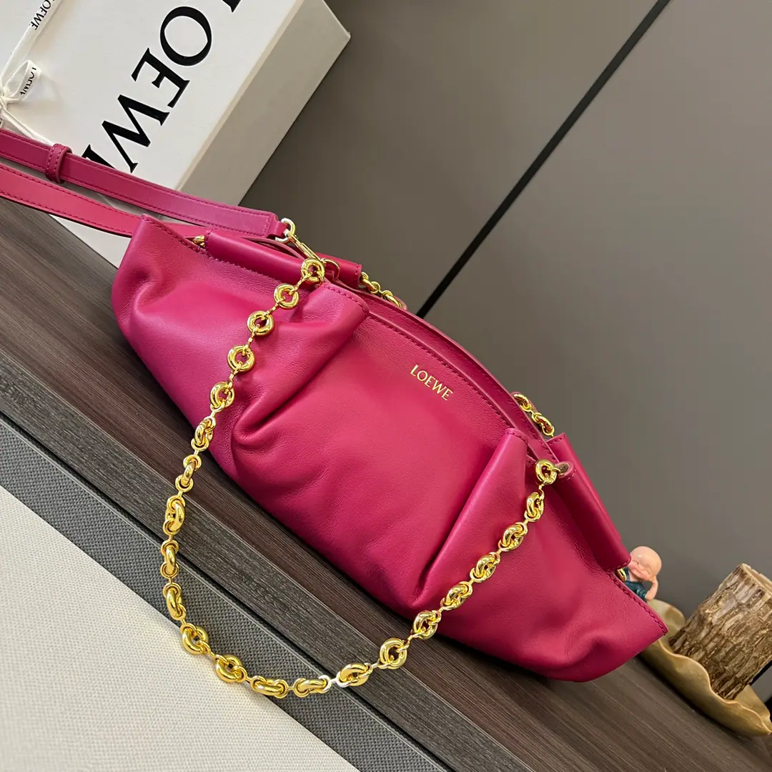 𝑳Home.🌟New little cattle leather belt chain.⛓️PaseoHandbag. You're a good worker.🆕A simple contours., It brought with it a unique, soft and super light compound.🌟The chain of arms is made of a shiny napa leather., And with extra leather tape.. Hands or shoulders.*Dismantled and modifiable leather sundries*Top invisible zipper.*In the gold-velved leather liner.*Loe*weHot gold.. size:35*11.5*21cm Model: 062247Chain clause