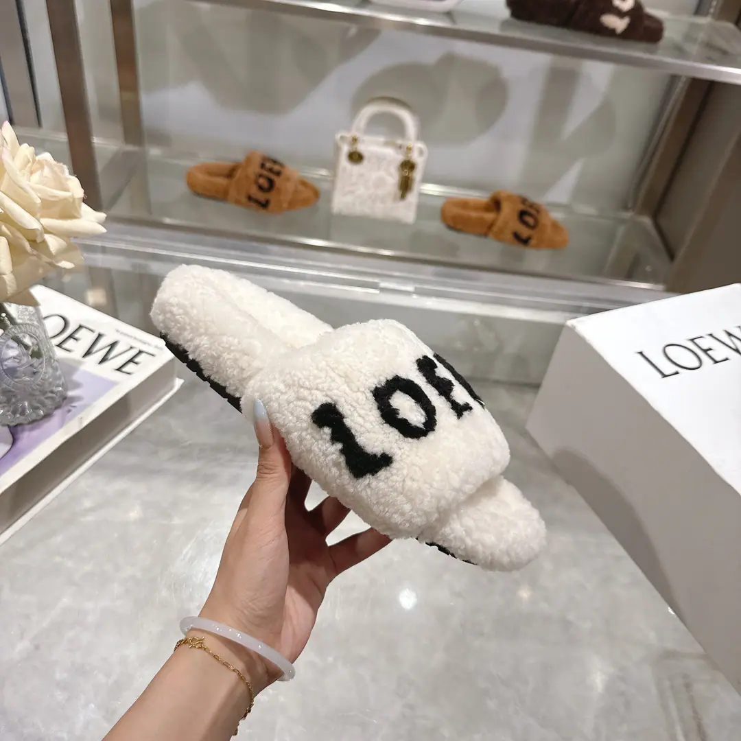 Plant price LOEWEThe classic autumn and winter letters, hairy slippers.💗 Too many shoes this season. It's so cute to be able to get out of my way.～ The fur is a European import.ATijuana. We'll be as full as we've been. All of them with pure wool, not a man-made hair.！ We chose the same version as the original.TPUMaterial The film is skating and skating.！！ Codes: 35-40 （41）Do it.