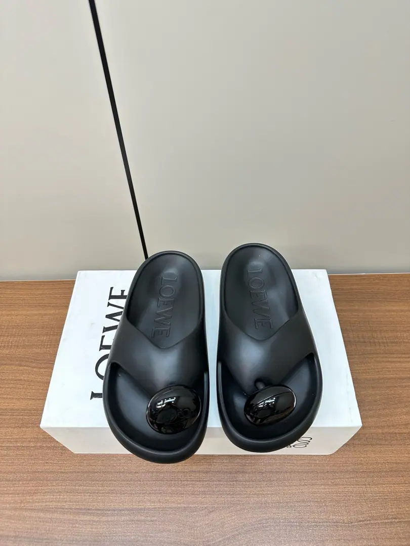 Loi Yi Wai. LOEWE Ease Bubbles and feet. Beach shoes. - Slugs. Special price ⚠️ New, Unpackaged boxes！ Codes: 35/9, 36/12, 37/6