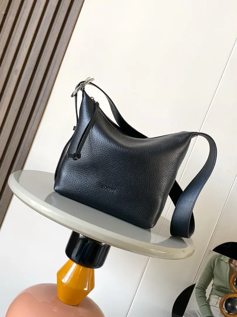 🔥New paragraph💥 Soft-pumped cow leather. Loop Hobo Handbag.👜Loop HoboThe handbags are soft and flow-lined.🍉♪ And smooth and cozy ♪🥪The ring is adjusted by a sign-cut button.💕Flexible and variable.👑This version is made of soft-pumped cow leather.💄*Shoulder or slash*Regable shoulder belt*- We're going to pull the chain.*An internal postbag.*The fabric line. *L0💋EWE Ballast Dimensions: 26CM～24.5CM～13CM Paragraph: 9159 Colours: Black/Deer skin.
