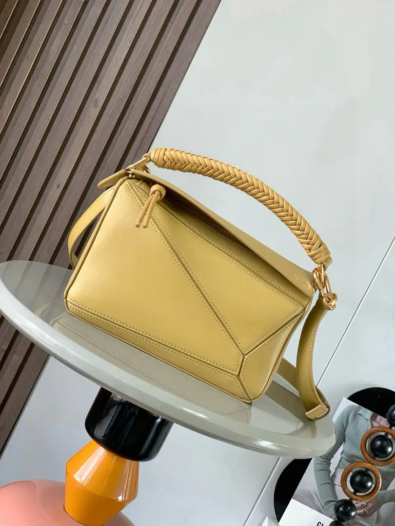 🔥New paragraph🔥The little soft cow leather.Puzzle The bag is for Creative Director Jonathan.．Anderson.( Jonathan Anderson ）🔥First handbags launched👜The shape of the rectangular body and the precise cutting technique have been created. Puzzle Unique Geometric Lines🎀This small version is made of soft cow leather.🧸It's a combination of unique knitting handkerchiefs.. ＊This little one. Puzzle A bag can hold a big wallet like that.👛All-sized cell phones and sunglasses.🕶♪ And I can't bear ♪, Slash, Handheld or handheld😻Disableable resonable sundries＊- We're going to pull the chain.💛Bull leather zipper.🔗External zipper back pocket and an internal plug bag.＊Customize with shoulder belts and personal tweaks＊In the furded liner.＊ Anagram Ballast🛍️ Dimensions: 24cm～10.5cm～16.5cm Paragraph: 9064 Colours: Desert Yellow
