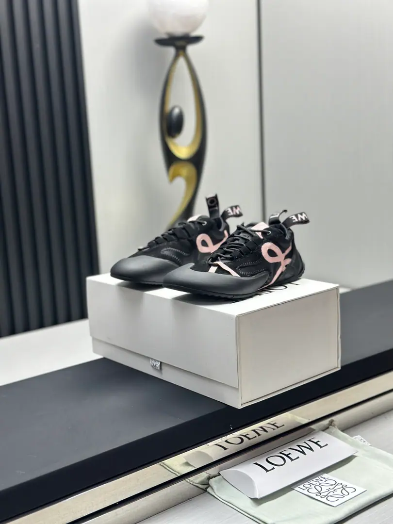The factory is selling it. （Aircraft boxes are packed）Loi Yi Wai. Loew* NewFlow Runner2.0A series of new sports shoes. New colored relic series of sneakers The baby that was planted by his family..Don't miss the style this time..A new color mix that's light and comfortable..It's perfect for spring and summer. The most special part is its very bottom., The whole thing goes through the shoe., Shoes under the sole., Shoestails. The side is clear.Logo A very low-key sneakers. Shoe.: Cowskin./♪ nylonbubs/- Oh, Pete. Uchi.: Import soft sheep skin Otsumi!: EVADouble-coloured rubber base Codes: 35-45（Couple money. )