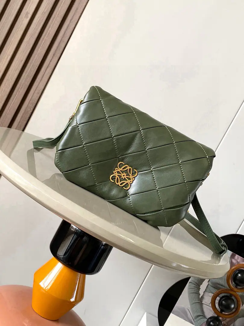 🔥Mini-show napa skin frowns. Puffer Goya Handbag.👜Goya Puffer Yes.Goya The inspiration of aesthetics., Through a shiny Napa leather with a goose-hair cushion✨It's bringing new sensory and tactile dimensions.🥰The mini version uses wrinkle sheep.🐑Leather made, By hand-cut, 🪡Sewing and sewing🧸＊There are many ways of carrying backs.＊Disableable resonable sundries＊Magnetic button opening＊A layer and a zipper.🪢Pocket.＊Napa sheep leather liner💚 Dimensions: 20cm～6cm～13cm Paragraph: 9077 Colours: A bottle of green.