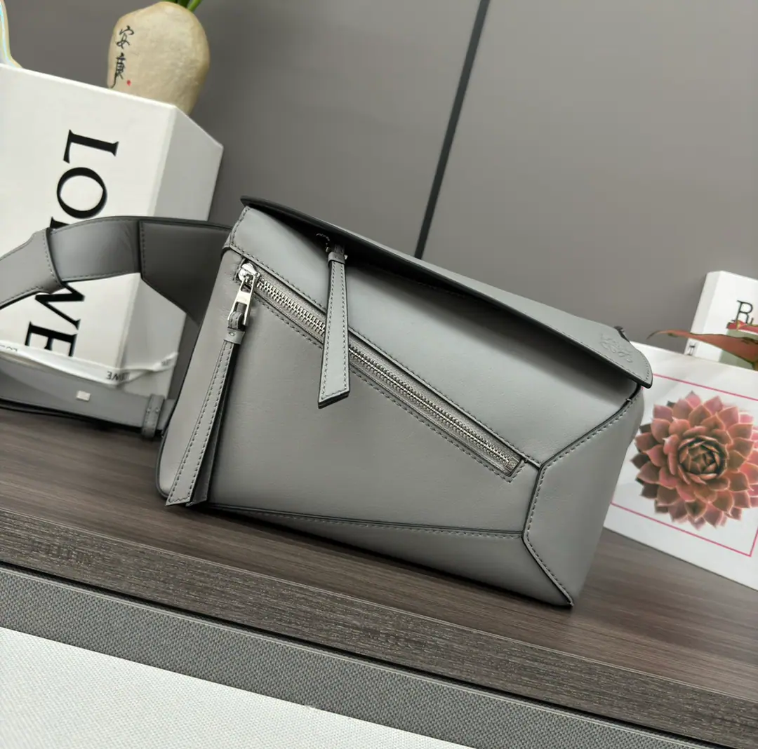 L⊚℮w℮🌟 🔥New version🆕New paragraph The little one is classic cattle leather. Puzzle - The waist bag.🌟 *The shape of the rectangular body and the precise cutting technique have been created. Puzzle The unique geometric line is made of classic cattle leather., It's a little bit of an overlap.. 🉑️Shoulder or slash*The modifiable shoulder belt is equipped with a metal cottang., It's carved.LOEWLogo*- We're going to pull the chain., Bull leather zipper.*External zipping pockets and internal plugs*An external zipper bag.*Man-tempered cotton canvas liner.*Anagram Ballast🌟 size:24*16*10.5 Model: 052344