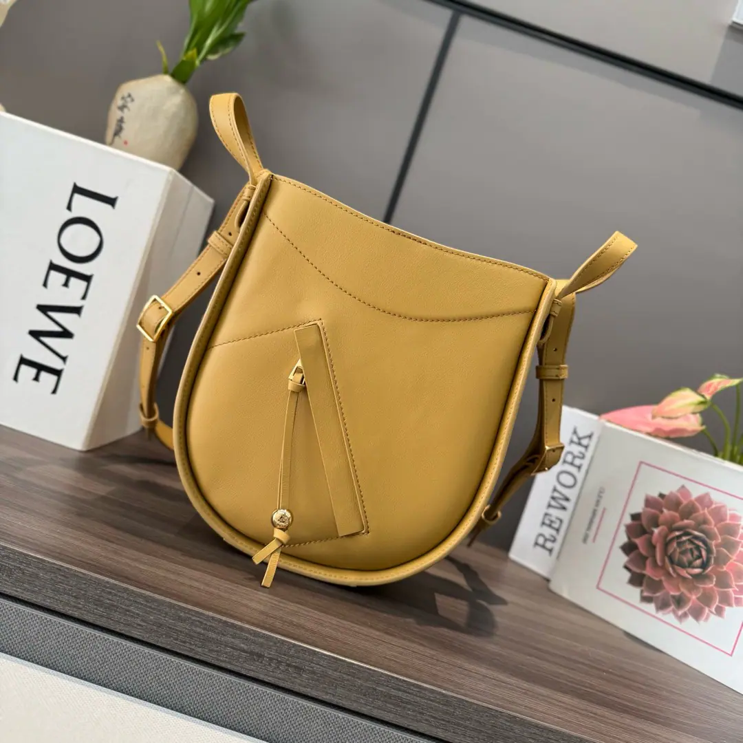 𝑳Home.🌟Classic cow leather.Hammock bag Handbag.（New Dimension）Hanger bag. It's a multipurpose bag with a soft side of the bread., It's free to change shape.*This version is made of classic cow leather.*🆕♪ Shoulder ♪, Slash, Handbags or handheld on top.* Disableable Regable shoulder belt* The inside hook is sealed. *Two inside bags.*Customize with shoulder belts and personal tweaks *An external zipper pocket. *WithAnagramThe man-touched cotton sails.. size: 21*25*10CM Model: 012412