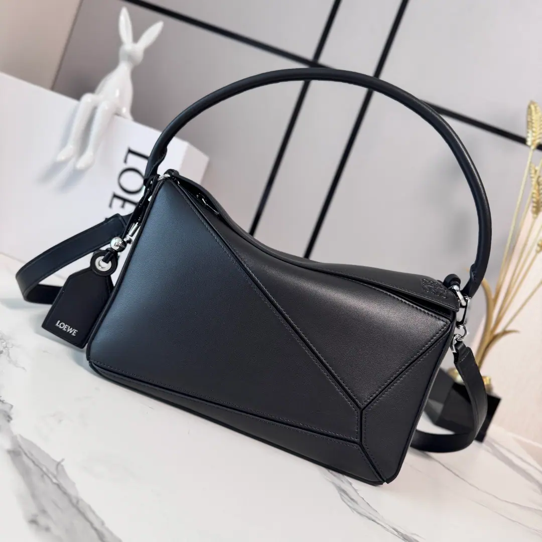 LO℮w℮🌟New paragraph Medium Napa sheep leather. Featherlight Puzzle Handbag. It's a long-form shape with a single geometric line.. Soft and light Napa leather infuses the handbag with lazy style.. This version is equipped with shoulder belts, To breathe new life into design.. ♪ And I can't bear ♪, Slash*Disableable resonable sundries, A spin-by-knot.*- We're going to pull the chain., Zip-drawn head An external zipper back pocket., An internal bag.*Disableable LOE**WE Hot gold or silver tags, It's got hidden pockets and balloon dice.*rectangular metal ton Napa sheep leather liner Anagram Ballast, Inside the card, carve LOE**WEWord. Model: 062608 size:29*12*19.5cm