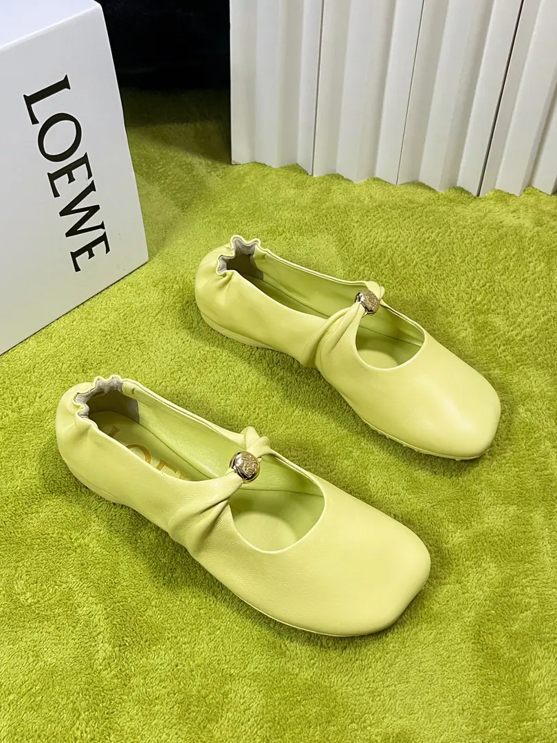 LOEWE Super soft-ass, same-skinned ballerina shoes. This one.Pebble Soft It's a elegant combination of ballet soles and moller's shoes., The motten air of the first autumn was made of super soft sheep., I got a shoe on the bottom. Anagram Letters are smooth. Soft Napa skins and shoes., It's backed by a very simple structure., Make a two-foot naked experience., I'll let you walk all day. Easy., A nice pair of flat shoes.. It's easy to bend., I'll try the size myself.: 37/The flesh of the feet., It's not even a touch of taste., Squeeze., It's a very leg-sensitive crowd.（I couldn't wear a little foot-shoe myself.） Shoe.: Lamb skin. Uchi.: Lamb skin. Otsumi!: Original customised flower stripes Codes: 35-42（40.41.42Custom without re-offer）