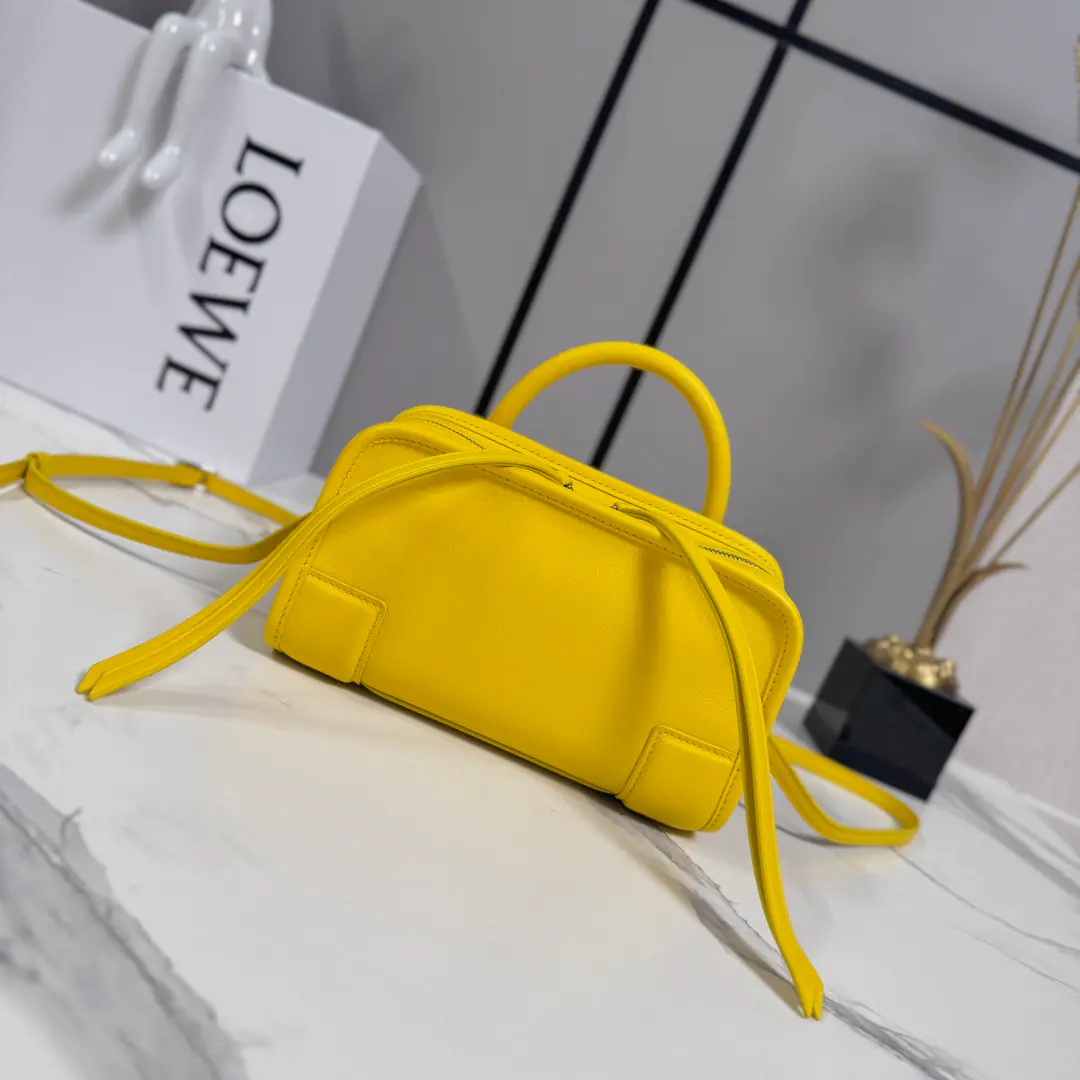 LO℮w℮🌟Mini-Man. Soft Cow leather.Amazona Handbag. Reconstruct.LThe family legend bag., Shows the outline of leisure, A single top handler.. Open design for handbags, Main partition is fixed with hidden buttons. Match🉑Disassemble shoulder belts and slanted back belts, Make a practical style.. ♪ The mini-you ♪ The version is made of soft cow leather.. *Two ways of carrying them.*Shorthand., 🉑♪ Break your shoulder and slash ♪ Back belt.*The zipper is tied to two leather zippers.*Two layers., Main partitions open with magnets.*LeftDRings Customise*In the furded liner.LOE*WEHot gold or hot silver., Double LThe stamped branding.🌟 size:20*7*11.5CM Model: 062603