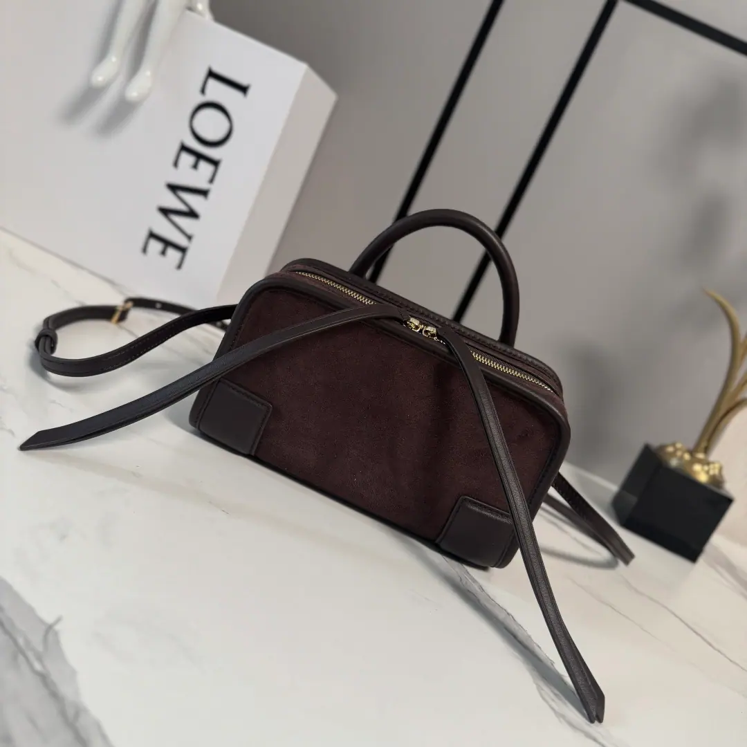 LO℮w℮🌟Mini-Man. Soft Skin sanded cattleAmazona Handbag. Reconstruct.LThe family legend bag., Shows the outline of leisure, A single top handler.. Open design for handbags, Main partition is fixed with hidden buttons. Match🉑Disassemble shoulder belts and slanted back belts, Make a practical style.. ♪ The mini-you ♪ The version is made of sand and cow leather.. *Two ways of carrying them.*Shorthand., 🉑♪ Break your shoulder and slash ♪ Back belt.*The zipper is tied to two leather zippers.*Two layers., Main partitions open with magnets.*LeftDRings Customise*In the furded liner.LOE*WEHot gold or hot silver., Double LThe stamped branding.🌟 size:20*7*11.5CM Model: 062603