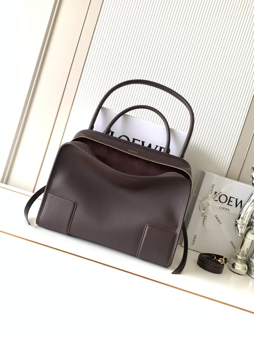 🔥The new big, soft cow leather. Amazona Handbag. 💥The star is the same.Amazona Reexploration of the legendary handbag.💋Shows a leisure profile, A single top handler.🍻Open design for handbags🍓Main partition to hide buttons💕It's a pair of shoulder and slashed belts.🍉Make a practical style.. 🎁This big version is made of soft cow leather.💥*Three ways to carry it.: Shorthand., Dismantled shoulder and slanted back belt*The zipper is tied to two leather zippers.*Two layers., 🩷Main partitions open with magnets.*Internal flat pockets*LeftDRings Customise*The fabric line.*- Hot gold or hot silver., Double L The stamped branding.👄 Dimensions: 34.5CM～27CM～14CM Paragraph: 9173 Colours: Dark chestnuts.