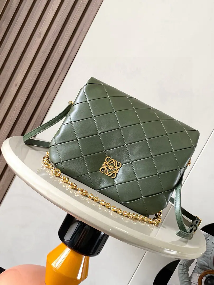 🔥Napa leather. Puffer Goya Handbag.👜Puffer Goya Yes. Goya The inspiration of aesthetics., ♪ Through the shining Napa sheep with the goose hair cushions ♪🐑Leather., It's bringing new sensory and tactile dimensions.🎀With unmouldable and adaptable metal doughnuts⛓The chain and a disassembly leather belt are used in the wrinkled sheep leather version.🧸It's been cropped., ✂️Sewing🪡And hand-woven. 🥰＊Shoulder or hand.＊Magnetic buttons＊This bag is accompanied by a strip to remove the chain and a leather belt.＊A major partition., A zipper.🔗Pocket and a plug.＊Napa sheep leather liner💜 Dimensions: 23cm～9cm～17cm Paragraph: 9076 Colours: A bottle of green.