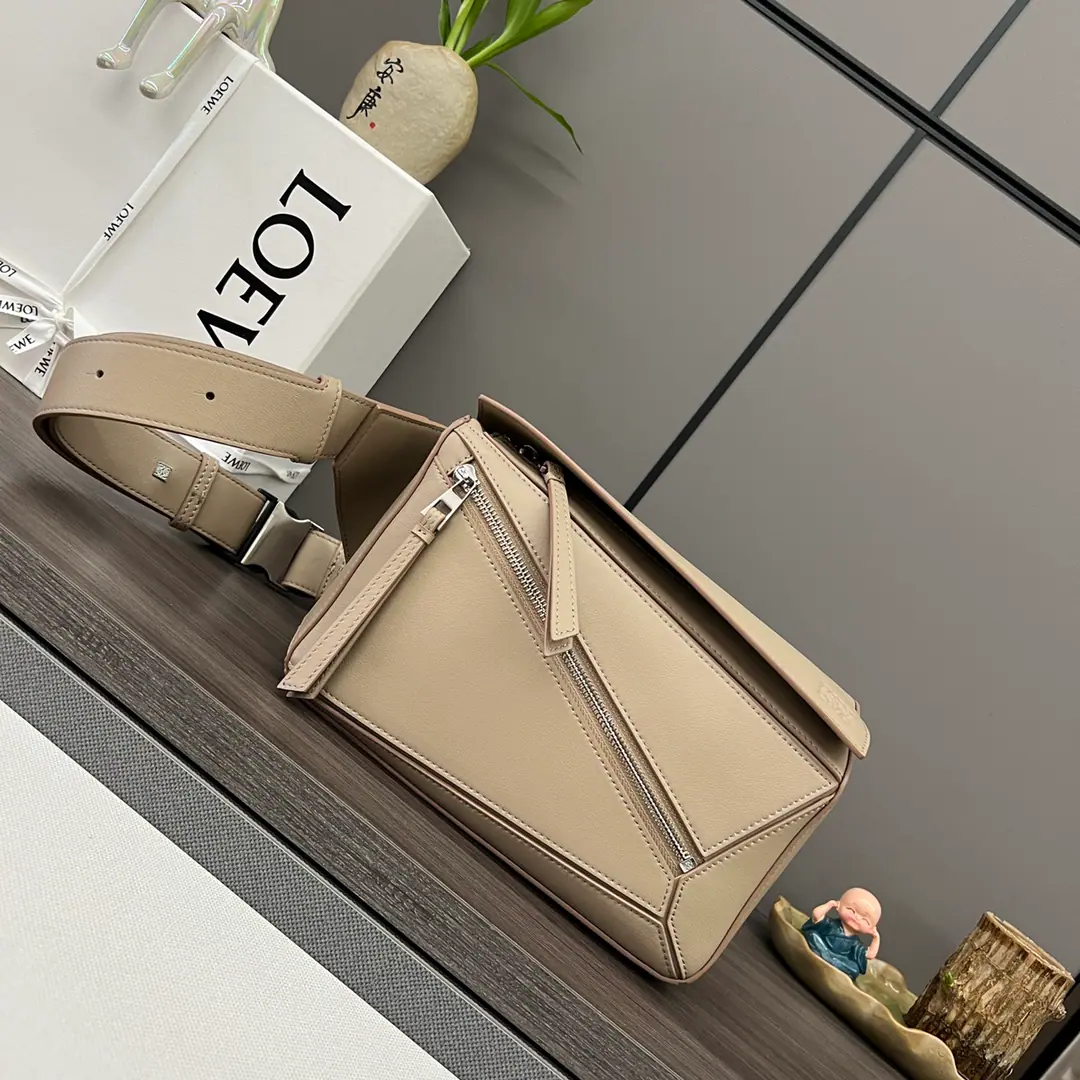 L⊚℮w℮🌟 🔥New classic.Puzzle - The waist bag.🌟 Cow leather.Puzzle The bag is for Creative Director Jonathan.·Ender.（JonathanAnderson）Yes.LOEWEFirst-time show handbags launched*The shape of the rectangular body and the precise cutting technique have been created. Puzzle Unique Geometric Lines*Now we're rolling out the mini-bladder.*Port your waist.*Shoulder or slash*Regable shoulder belt*Metal hooking open., It's carved.LOEWELogo*An internal plug and an external zipper bag.*Bull leather zipper.*Man-tempered cotton canvas liner.Anagram Ballast🌟 size:24*16*10.5 Model: 062589