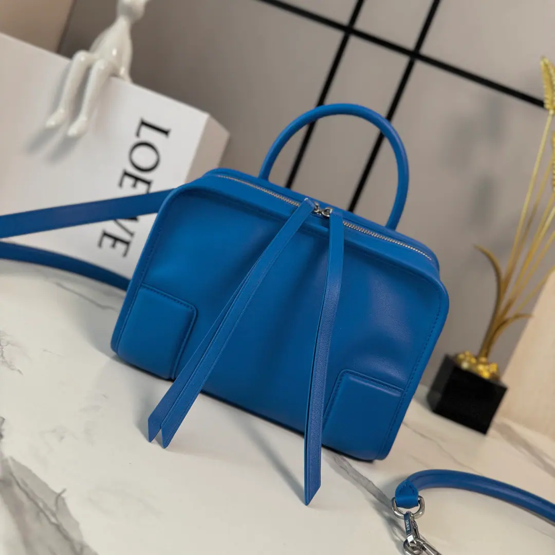 LO℮w℮🌟The little one is soft. Cow leather.Amazona Handbag. Reconstruct.LThe family legend bag., Shows the outline of leisure, A single top handler.. Open design for handbags, Main partition is fixed with hidden buttons. Match🉑Disassemble shoulder belts and slanted back belts, Make a practical style.. This small version is made of soft cow leather.. *Three ways to carry it.*Shorthand., 🉑♪ Break your shoulder and slash ♪ Back belt.*The zipper is tied to two leather zippers.*Two layers., Main partitions open with magnets.*Internal flat pockets*LeftDRings Customise*In the furded liner.LOE*WEHot gold or hot silver., Double LThe stamped branding.🌟 size:24.5*10*18.5CM Model: 262552