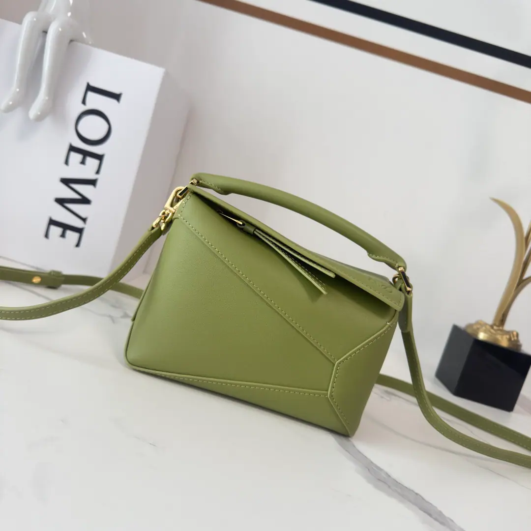 L⊚℮w℮🌟New version🆕 miniSoft cow leather.Puzzle EdgeHandbag. 𝑳Home.🆕First-time show handbags launched*The shape of the rectangular body and the precise cutting technique have been created. Puzzle Unique Geometric Lines*This mini-bar. Versions are classic Cow skin made., It's a little bit of an overlap.. Mini-Man.PuzzleIt can hold a small, vertical wallet, for example., Most-sized cell phones.（Max6.1Inches）And sunglasses., Shoulder or slash*Handheld or topheld*Shoulder band adjustable, Disableable*An internal plug and an external back-link pocket.*- Pull the zipper and pull the leather.*Man-tempered cotton canvas liner.Anagram Ballast🌟 size:18*12.5*8CＭ Model: 062312