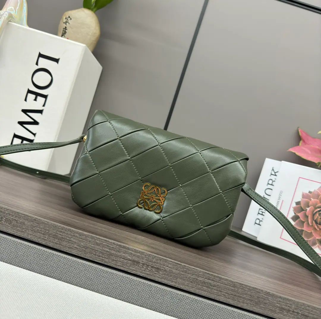 LO℮w℮🌟Napa leather. Puffer Goya Handbag. Yes. Goya The inspiration of aesthetics., Through a shiny Napa leather with a goose-hair cushion, It's bringing new sensory and tactile dimensions.. With a disassembly and modifiable metal doughnut chain and a disassembly leather belt. The mini version uses wrinkled sheep leather., It's been cropped., Sewing and hand-weaving. Shoulder or hand.*Magnetic buttons*This bag is equipped with a single unmixable chain and a leather belt., A zipper pocket and a plug bag. *Napa sheep leather liner Model: 062465 Size:20*6*13CM