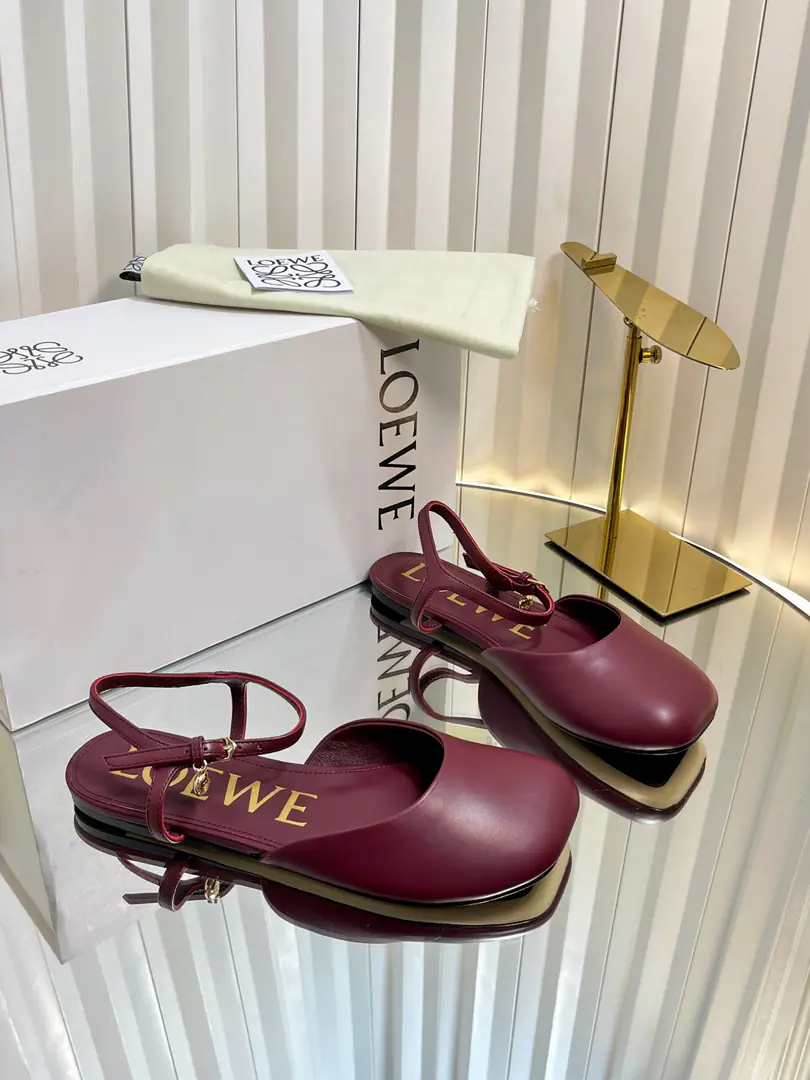 Requisition levelLOEWE｜Loi Yi Wai.2026The new one is always a pair of sandals. 2026ssLoi Yi Wai.LOEWE [Fireworks][Fireworks]SSSummer-limited slippers., It's a hottest color., Real leisure-style dance shoes., The beauty of Cain., Use a delicately imported cow skin., Touch the skin like a baby's skin., It's like you're not wearing it., It's so light. Super soft It's so cozy., The foot is really beautiful.！！！Very recommended., The most gorgeous thing in superfashion Paris.💡, The star of the game. Fabulous.: Original cow skin/Drilling. Uchi.: In the original sheep's skin. Shoes under the sole.: Original version of the frame Size: 34-43（34.40.41.42.43）Make a reservation.