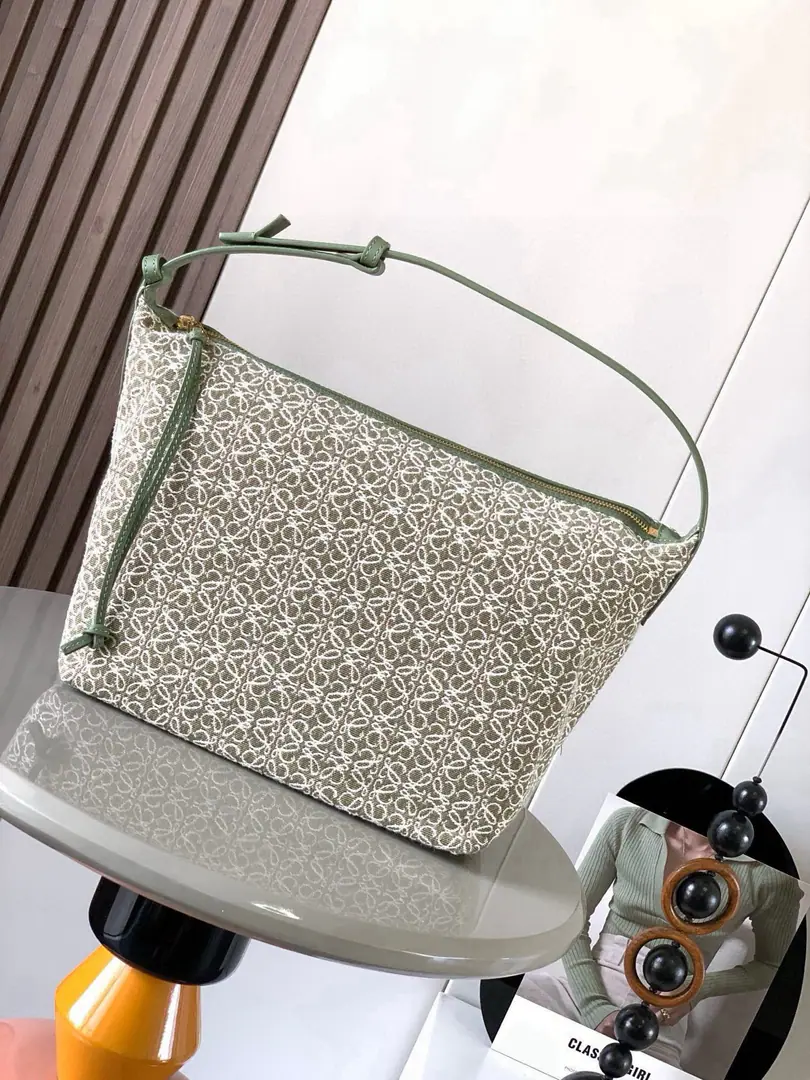 [A gift.]Anagram Plumbing and cattle leather. Cubi The big bag.💋- The lunch bag.～CubiThe lunch box.👜The happy season is...CubiHere.！L0ewe The latest armpits are under the bag. Cubi💄The embroidery design has its own sense of excellence. You can put a little bit of skin in white.T🏆It can produce an amazing chemical reaction.👑The twigs are very well adjusted., Not too much of a burden., A little bit., Free your hands., Handheld, The armpits look good on your shoulder. Large capacity, He's still a little self-respected.！It's so cute.🌹Come on, open it.“Blow up the street.”Mode🍎Cubi Anagram The bag is a big shoulder bag., With a cow leather base and a soft wrap.. This version uses cow leather and Anagram - It's made of flowers.！🍺🍺 Large size:35~21~16CM Paragraph: 9008 Colours: Green flower.