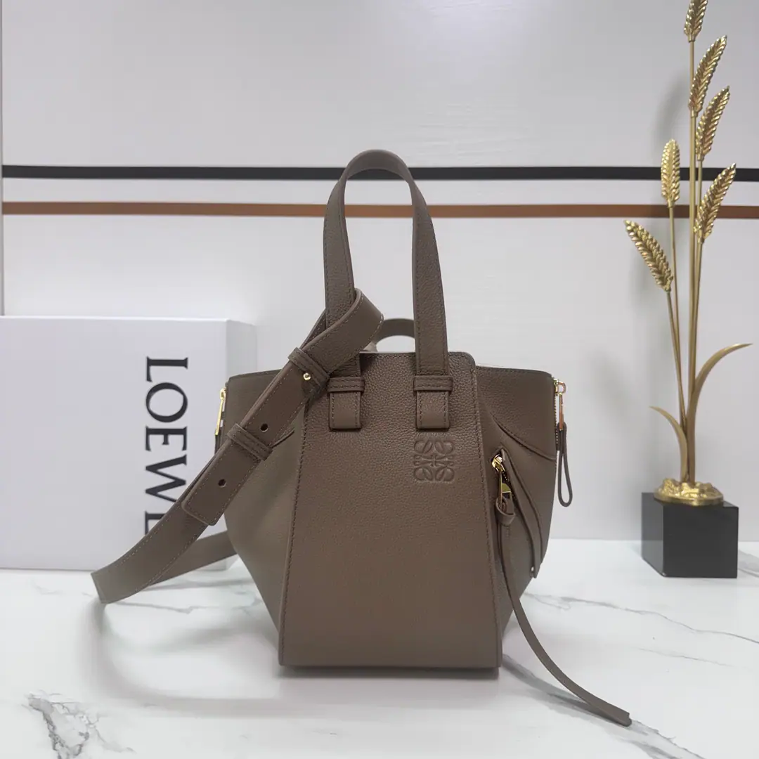 L⊚℮w℮🌟Soft-pumped cow leather. TightHammock CompactHandbag. Design is a great deal of flexibility., Flexible side bread folds or opens, Make a new look.. CompactNew version🆕Use soft particles It's made of leather. 🉑♪ Shoulder ♪, Slash, Handbags or handheld on top.* Disableable Regable shoulder belt* The inside hook is sealed. *An external zipper pocket.*Two inside bags.*Customize with shoulder belts and personal tweaks *WithAnagramThe man-touched cotton sails.. size: 20*19*14（New Dimension） Model: 652235