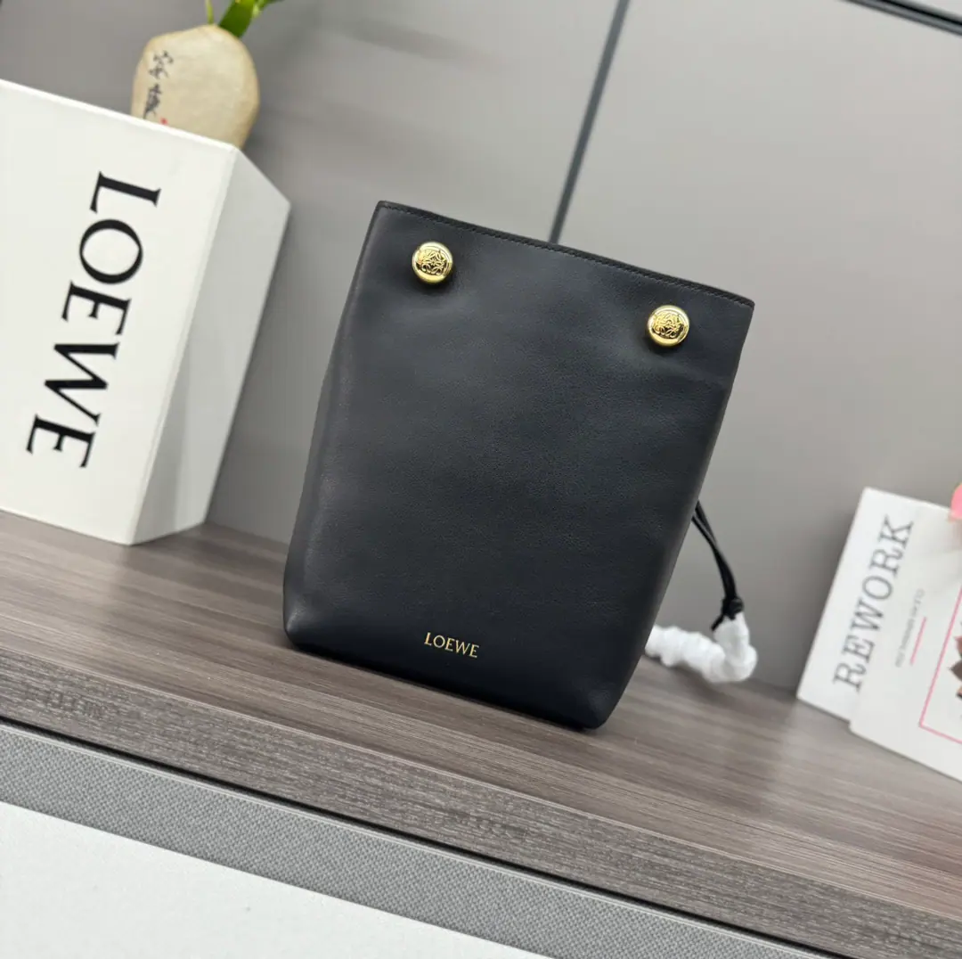 LO℮w℮🌟Smooth cattle leather.PebbleBags. Use folding structures, Tiles and dual marking *Anagram Pebble.Regable shoulder belt, 63centimetres- Centimetres.A leather liner with a inside bag.LO℮w℮Hot gold., Take a seat.AnagramMark. Model: 012444 Size: 17*7*21.5CM
