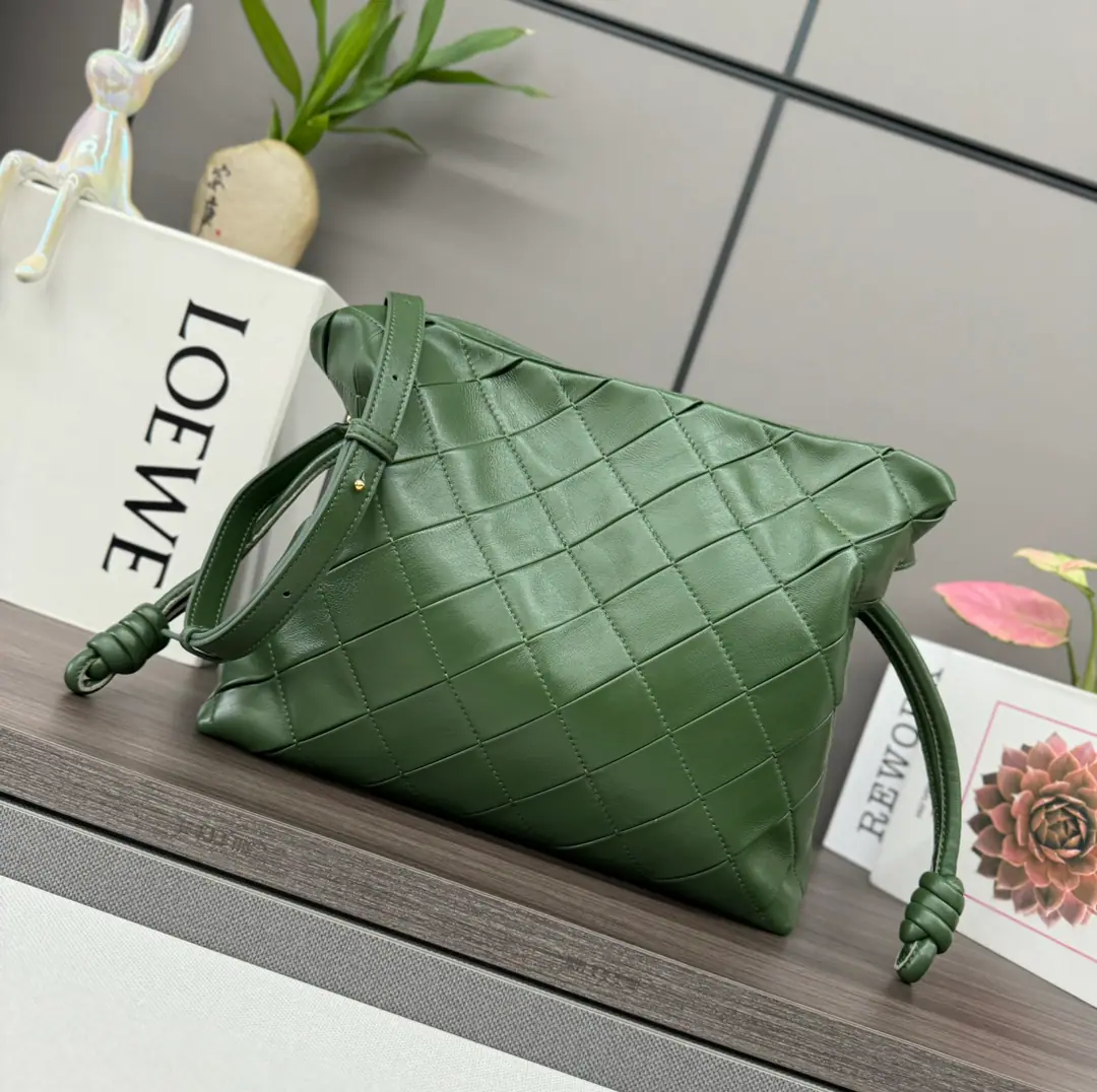 LO℮w℮🌟New paragraph 🆕Medium-sized beam, Napa sheep skin.Flamenco Fukuoka's hand is carrying the bag.💥It's tight by the zipper. And a sign of a wheel.. The medium version is made of the light napa sheep leather., By hand., Sewing and sewing. *MediumFlamencoI can charge a big wallet., All types of phones. Or one.A5Notebook, The milliliter canteen and the sunglasses.*🉑️♪ Shoulder ♪, Slash or handheld*🉑️Disassemble🉑️Regulate Shoulder*Fine buttons*In the leather lining.* Model: 262487 Size:30*24.5*10.5cm