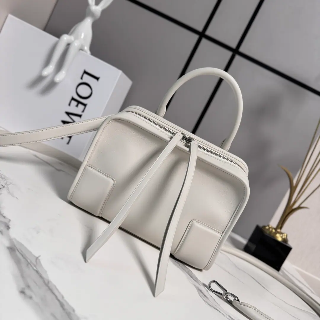 LO℮w℮🌟The little one is soft. Cow leather.Amazona Handbag. Reconstruct.LThe family legend bag., Shows the outline of leisure, A single top handler.. Open design for handbags, Main partition is fixed with hidden buttons. Match🉑Disassemble shoulder belts and slanted back belts, Make a practical style.. This small version is made of soft cow leather.. *Three ways to carry it.*Shorthand., 🉑♪ Break your shoulder and slash ♪ Back belt.*The zipper is tied to two leather zippers.*Two layers., Main partitions open with magnets.*Internal flat pockets*LeftDRings Customise*In the furded liner.LOE*WEHot gold or hot silver., Double LThe stamped branding.🌟 size:24.5*10*18.5CM Model: 262552