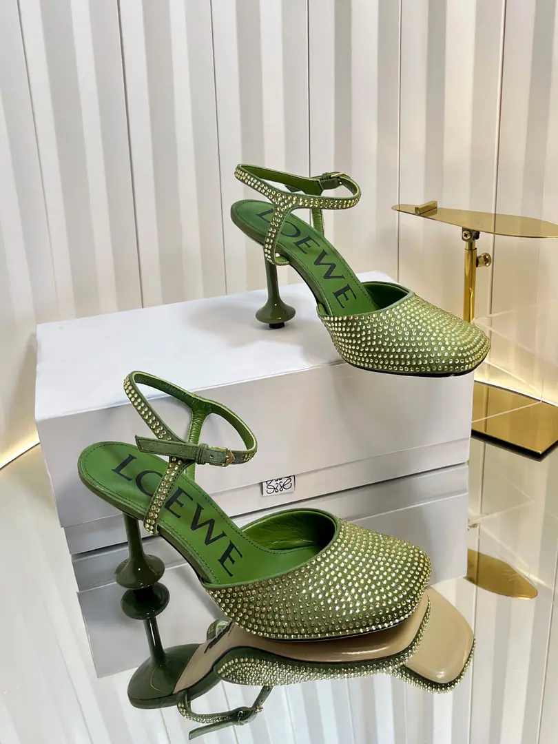 Requisition levelLOEWE｜Loi Yi Wai.2026The new one is always a pair of sandals. 2026ssLoi Yi Wai.LOEWE [Fireworks][Fireworks]SSSummer-limited slippers., It's a hottest color., Real leisure-style dance shoes., The beauty of Cain., Use a delicately imported cow skin., Touch the skin like a baby's skin., It's like you're not wearing it., It's so light. Super soft It's so cozy., The foot is really beautiful.！！！Very recommended., The most gorgeous thing in superfashion Paris.💡, The star of the game. Fabulous.: Original cow skin/Drilling. Uchi.: In the original sheep's skin. He's tall.: Floor/5cm/9cm Shoes under the sole.: The original is really a big one. Size: 34-43（34.40.41.42.43）Make a reservation.