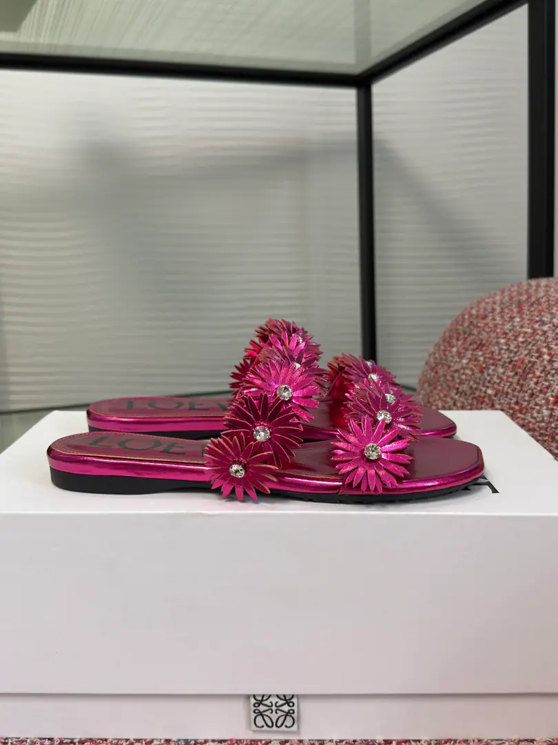 Top Version LOEWE Loi Yi Wai. 2026 Summer New Money Square The water drill. Floor Shoes. This is...LoeweThe brand's white daisies decorated with a cool tow., Designed with the iconic 3D flower and water drilling dots, It's a very well-known fashion stand-up for summer.. Shoes are smooth leather material., Two rows of fine white daisies., The flower is inflamed with a bright water drill., It's a little more than a little bit of a branding., It's perfect for a dress or a vacation.. Fabulous.: Import of sheep skin Uchi./Foot.: Import of sheep skin Shoes under the sole.: The original model of the rubber floor. Size: 35-41（40 41I'll make sure I don't change it.）