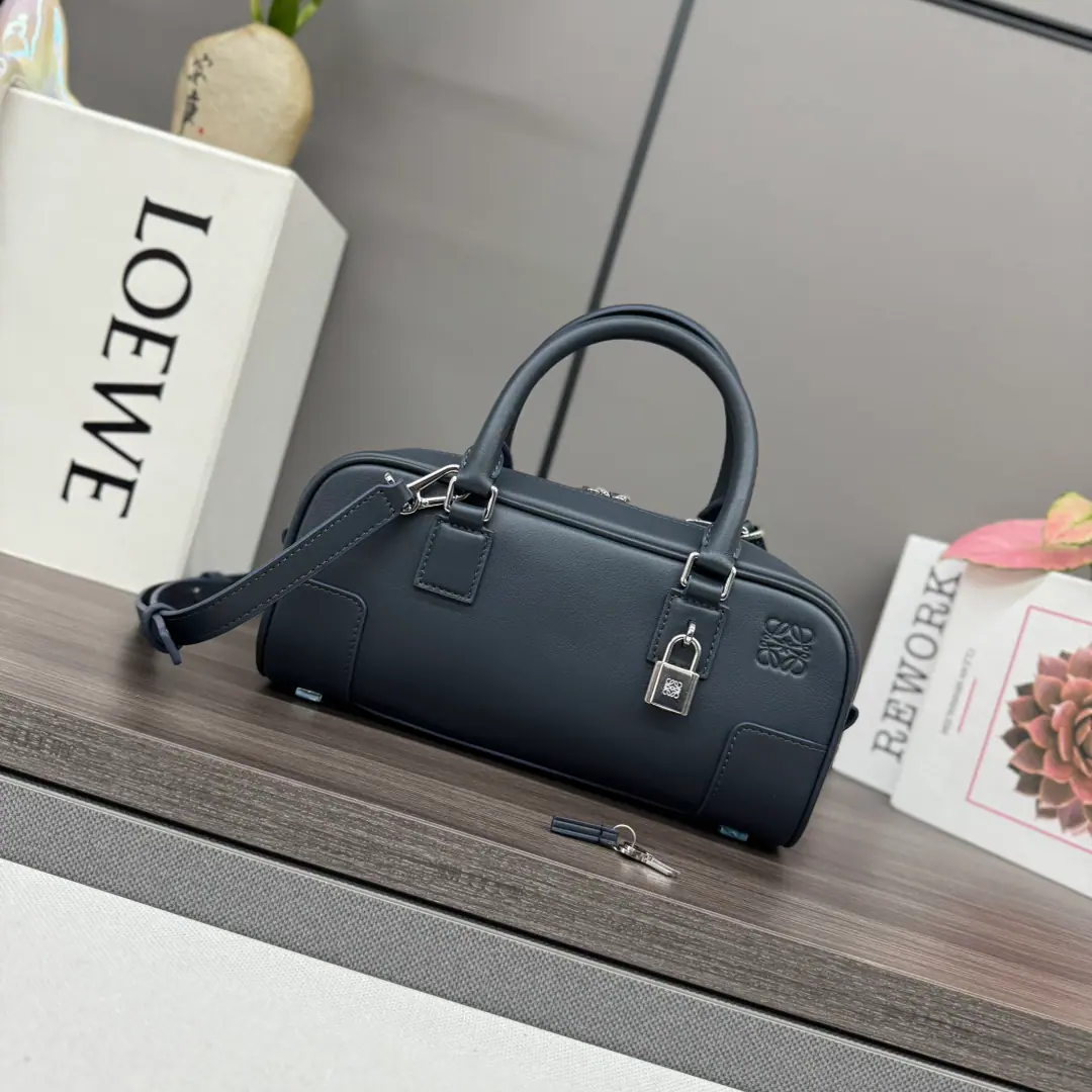 LO℮w℮🌟New paragraph Mini-Man. Amazona 23 Cropped Handbag. *bowling bag.🎳Newest Size🆕 Born in1975AgeAmazonaThe handbag is re-formed to the length of the stick., Pertinent markerityAmazonaMarking, This version is made of Napa cattle leather.*A small lock is attached as a new icon🔒To match modern lifestyles that electronic devices often store in packages*And it's designed to be updated to double zipper., Open and close easily*Details of the leather handle and the Cape of the Gu.*🉑️Slash🉑️♪ Shoulder ♪🉑️Hands. *A little bun is showing up like a school of fancy.. Model: 062417 Size:23*10*11CM