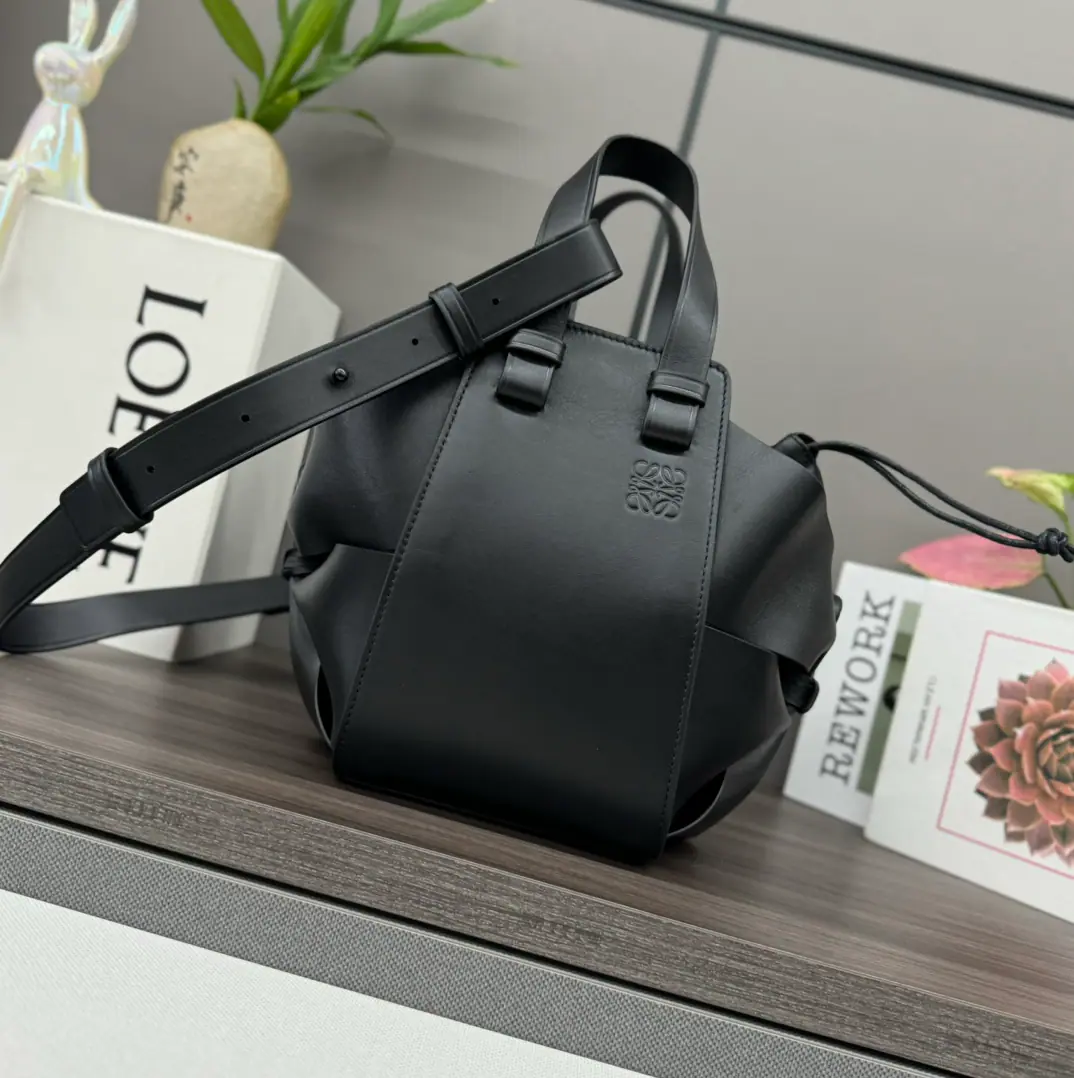 LO℮w℮🌟Soft cow leather.Hammock CompactHandbag.（New Dimension）Hanger bag. It's a multipurpose bag with a soft side of the bread..It's free to change shape.*Special edition of the bag is branded with Japanese masonry artistsHafu MatsumotoCo-creation, It's inspired by its sculptures.*ThisCompactThe version is made of soft cow leather., A pair of inside Napa's leather bags. 🉑️♪ Shoulder ♪, Slash, Or a handheld. 🉑️Disassemble 🉑️Regulate Shoulder* The inside hooks are open.*The inside of the ropes.*Hafu Matsumoto*AnagramBallast. size: 17*27*22CM Model: 522413
