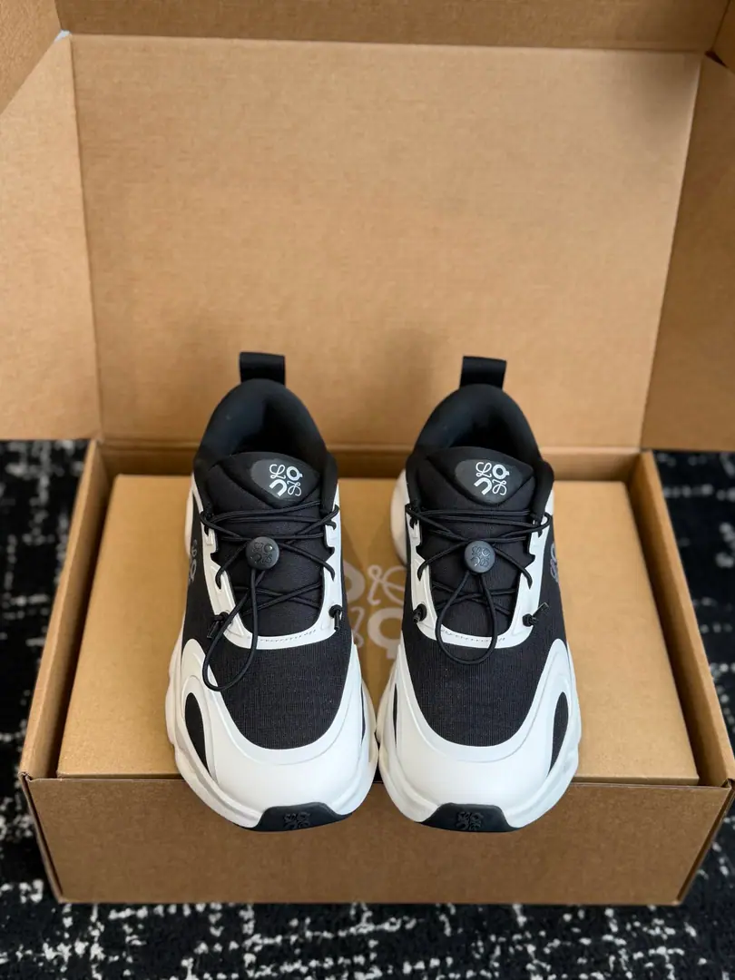 Dong-hoon's sub-purchase level Loi Yi Wai.LOEWE🇨🇭OnRun! XJoint contributionsCloudsolo Loewe 3.0 No shoelaces. It's cozy. Low-end running shoes. Same sex. I'm a sneaker. 【New Express】Loewe X On 26Autumn Winters Update Series 🥳Loewe X OnA series of high-performance costumes., MatchOnThe first time we've ever been together, we've got a new sports shoe.Cloudsolo, It makes it easier for you to behave.. 🔥CloudsoloNice running shoes.Loewe♪ Loi Wei andOnThe sign of the run., "with a sculptural sense of integration of the bottom of the cloud's shoes.". The core is...OnSignalCloudTec®Seismic technology, This time, we'll re-engineer our shoes with one cloud of elements.. Helion™The bottom of the super-bumble and the flexibilitySpeedboardThe board provides comfort and exercise control., And the shoes fit in.LoeweDesign. Semi-transparent Net Eye, Details of the elastic dry shoe belt and pebble buttons, To improve the shape with a low profile and practicality. The sneakers are green., Orange red., The green green is the bright color., It also provides soft and neutral colours to meet daily needs for tweaking.. ⭐Luxury touch combined performance technology, The contours of achievements designed specifically for urban life, Including the velvet coats., Pants and classic coats.. 👏Loewe X On 26The Autumn and Winter Cooperation series has been set up with overseas power suppliers., It's worth the attention.！ Size 36 37 38 39 40 41 42 43 44 45 （45Custom）