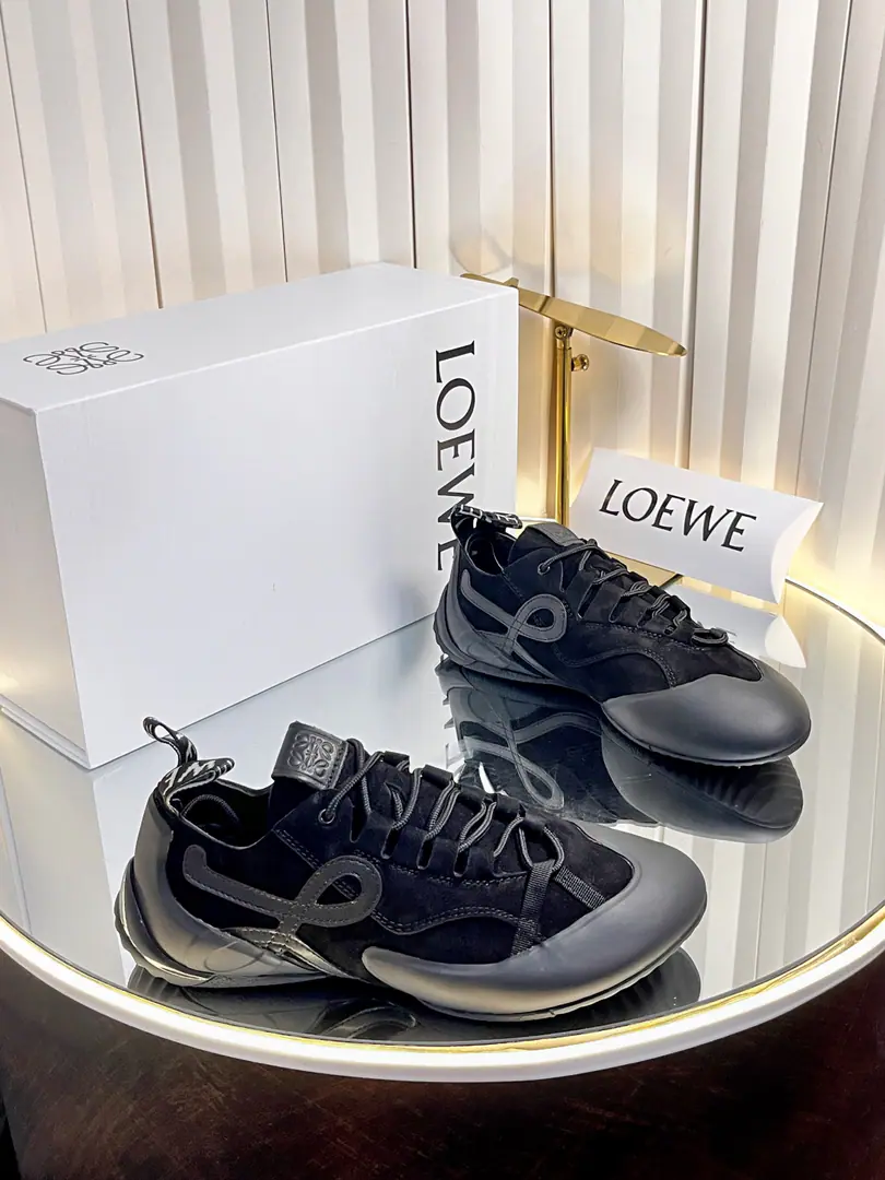 Women top-notch out.(With a plane.✈️Box) LOEWELoi Yi Wai.F 2026ssThe early spring new money.Ballet Runner 2.0Ballet sneakers, Agan's sneakers, they're a bit of a stylist. Asymmetric shoeheads, AsLOEWEOriginalBALLET RUNNER2.0The logo design for Loi Wei., Super soft, Light and flexible soles. ·New wave stripping rubber outside., Go to Shoehead ·A soft leather liner and shoe bed., Provide maximum comfort. ·Backwards.3DPlastic rubberLOEWELogo base, A pair of upgraded soles., Give this shoe a resounding, elegant interpretation., And I'm now a part of the modern sense of the world.LOEWELoi-Wei-Wi's unique style. ✔Fabulous.: Importing high-silence reflux. ✔Uchi.: In soft cow skin. ✔Otsumi!: Original version to open ✔Codes: Women35-42（40.41.42Make a no-refund order.） Men39-45 (45Make a no-refund order.)