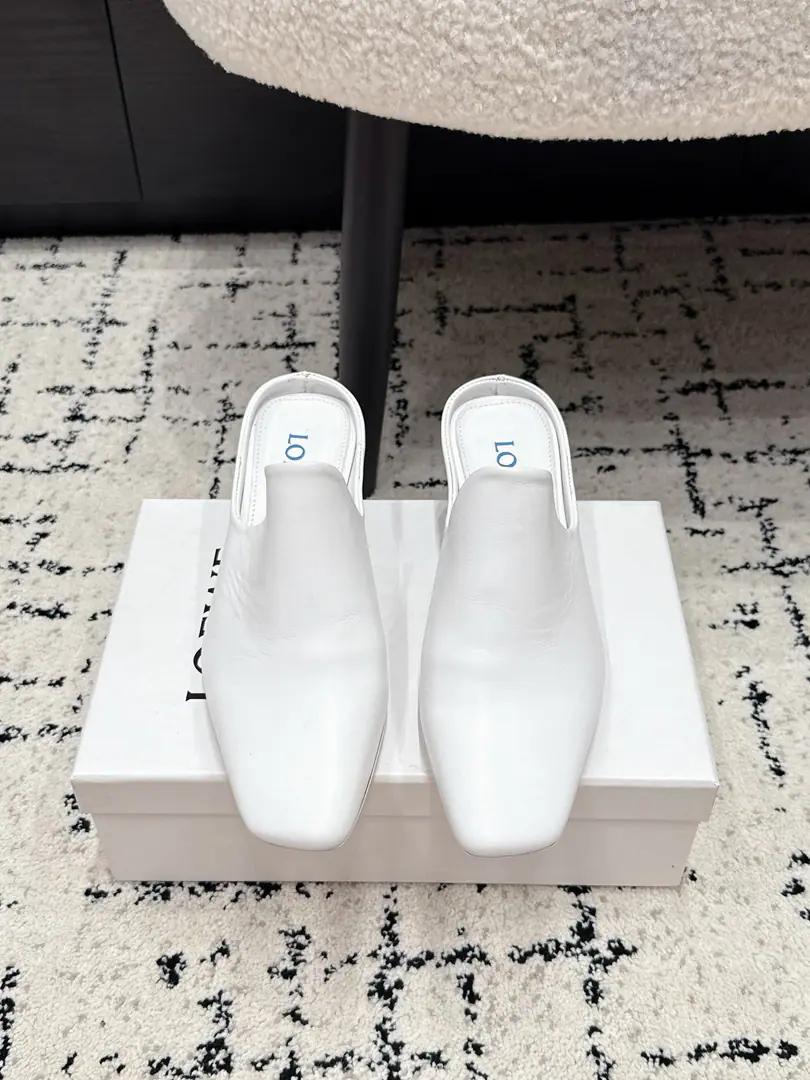 LOEW*26/ The new leader Muller is half-drawn. The shoe of a lazy man with a sense of excellence., A stump can put on a high-profile style without any effort.. Design with a sharp cut of the head, Lines are simple and fluid., A low-key quality., Different colors fit different styles, Yes, I can.holdA very good job., And it's a natural, loose shape.. It's all about the combination., With suit., Straight pants., Half-clothed., Even a dress can be easily managed., I don't care if it's a commuter., You're going out or out?, One pair will make the whole scene look good.. ✔️Shoe.: Bullskins. ✔️Uchi.: Lamb skin. ✔️Otsumi!: That's a big one. ✔️He's tall.: 5.5cm ✔️size: 35-41Code（40, 41Code custom is not to be changed）