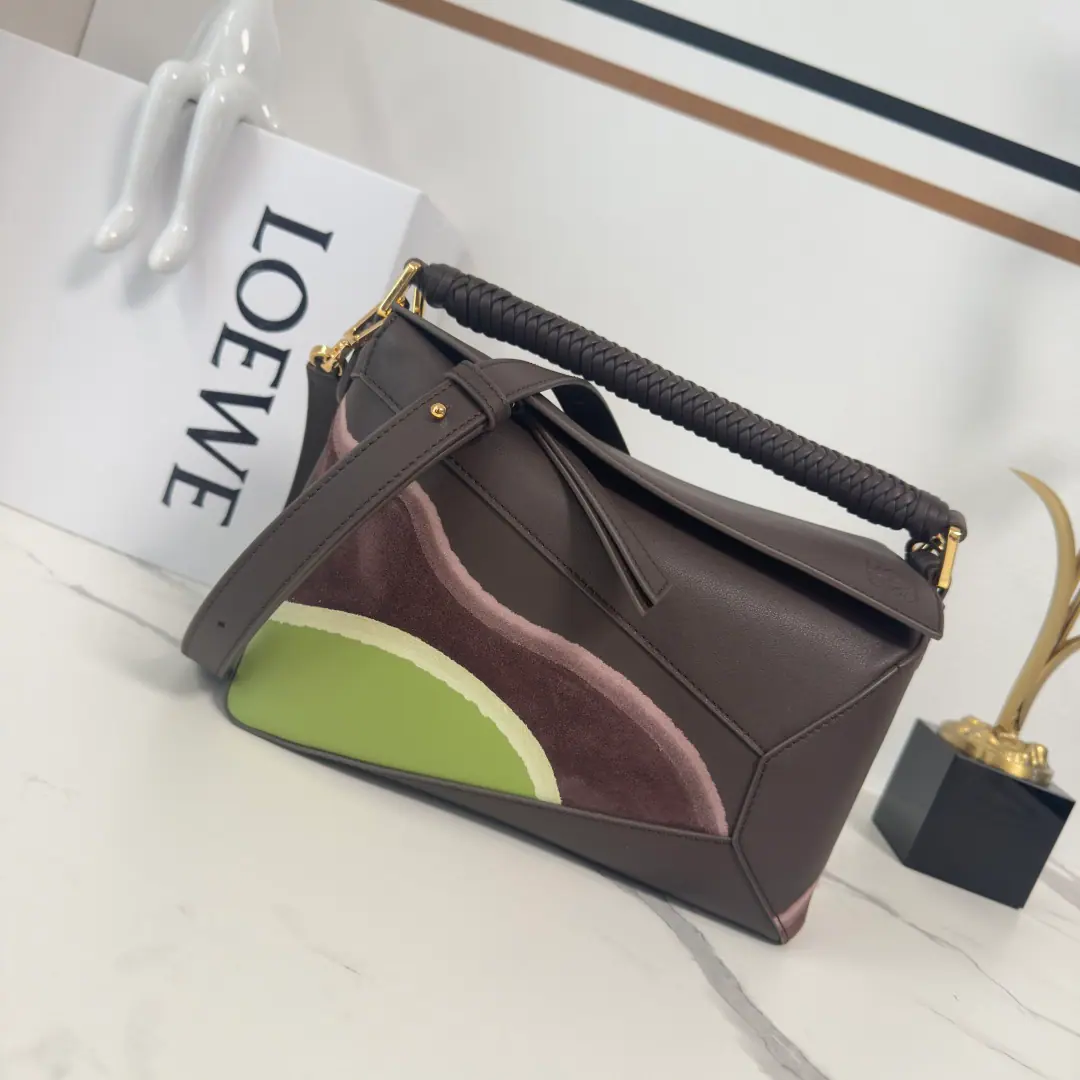 L⊚℮w℮New paragraph🌟 The little Napa cattle leather.Puzzle Edge LandscapeHandbag.🆕It's a long-form shape with a single geometric line. The handbags use overlapping pieces with single sutures., From the classic structure.. The small version is made of napa cow leather and fuzzy leather., The effect of stumping and slashing to create a single tree.*We're going to make top executives.. ♪ And I can't bear ♪, Slash or handheld Disableable resonable sundries*- We're going to pull the chain., Bull leather zipper.*An external zipper back pocket., An internal bag.*The fabric line.*Anagram Ballast size:24*10.5*16CM Model: 062559