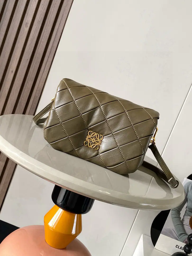 🔥Mini-show napa skin frowns. Puffer Goya Handbag.👜Goya Puffer Yes.Goya The inspiration of aesthetics., Through a shiny Napa leather with a goose-hair cushion, It's bringing new sensory and tactile dimensions.🥰The mini version uses wrinkle sheep.🐑Leather made, By hand-cut, 🪡Sewing and sewing🧸＊There are many ways of carrying backs.＊Disableable resonable sundries＊Magnetic button opening＊A layer and a zipper.🪢Pocket.＊Napa sheep leather liner💚 Colours: Qazi Green Dimensions: 20cm～6cm～13cm Paragraph: 9077