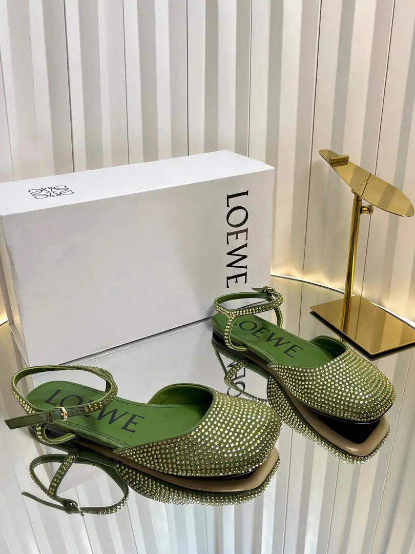 Requisition levelLOEWE｜Loi Yi Wai.2026The new one is always a pair of sandals. 2026ssLoi Yi Wai.LOEWE [Fireworks][Fireworks]SSSummer-limited slippers., It's a hottest color., Real leisure-style dance shoes., The beauty of Cain., Use a delicately imported cow skin., Touch the skin like a baby's skin., It's like you're not wearing it., It's so light. Super soft It's so cozy., The foot is really beautiful.！！！Very recommended., The most gorgeous thing in superfashion Paris.💡, The star of the game. Fabulous.: Original cow skin/Drilling. Uchi.: In the original sheep's skin. Shoes under the sole.: Original version of the frame Size: 34-43（34.40.41.42.43）Make a reservation.