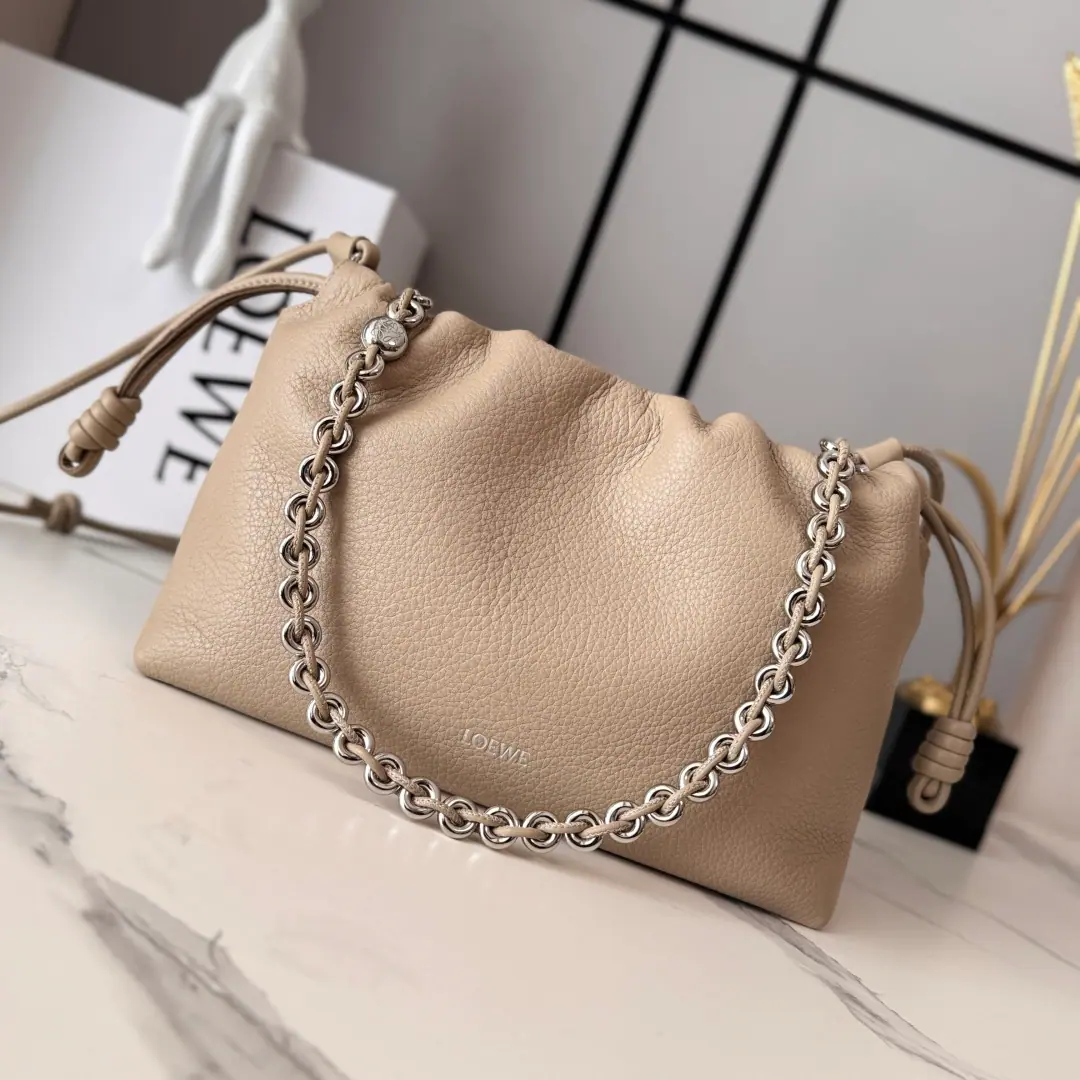 LO℮w℮🌟Medium-sized cow leather.Flamenco Purse Handbag. Made from fine-flip-skinned cow leather., Key details of the side combination with the marker ropes.. It's a lot of fashion., It's a handbag., And with a doughnut chain., Or a leather strap.. This version is made of soft-pumped cow leather.. ♪ And I can't bear ♪, Slash or handheld*Dismantled to adjust leather shoulder belts*Can take out doughnut chains*Anagram Crawl.*Low-key buttons open.*Fly-faced liners with gold or silver.*(A metal chain with a long leather shoulder belt.） Model: 012403 Size: 30*10.5*20CM