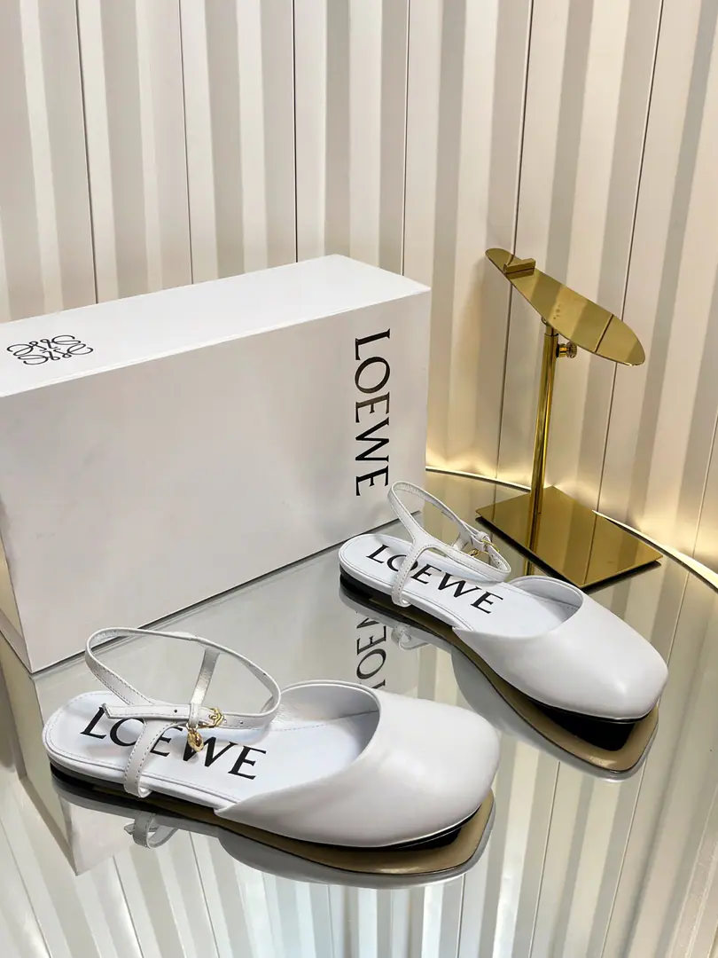 Requisition levelLOEWE｜Loi Yi Wai.2026The new one is always a pair of sandals. 2026ssLoi Yi Wai.LOEWE [Fireworks][Fireworks]SSSummer-limited slippers., It's a hottest color., Real leisure-style dance shoes., The beauty of Cain., Use a delicately imported cow skin., Touch the skin like a baby's skin., It's like you're not wearing it., It's so light. Super soft It's so cozy., The foot is really beautiful.！！！Very recommended., The most gorgeous thing in superfashion Paris.💡, The star of the game. Fabulous.: Original cow skin/Drilling. Uchi.: In the original sheep's skin. Shoes under the sole.: Original version of the frame Size: 34-43（34.40.41.42.43）Make a reservation.