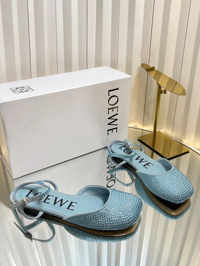 Requisition levelLOEWE｜Loi Yi Wai.2026The new one is always a pair of sandals. 2026ssLoi Yi Wai.LOEWE [Fireworks][Fireworks]SSSummer-limited slippers., It's a hottest color., Real leisure-style dance shoes., The beauty of Cain., Use a delicately imported cow skin., Touch the skin like a baby's skin., It's like you're not wearing it., It's so light. Super soft It's so cozy., The foot is really beautiful.！！！Very recommended., The most gorgeous thing in superfashion Paris.💡, The star of the game. Fabulous.: Original cow skin/Drilling. Uchi.: In the original sheep's skin. Shoes under the sole.: Original version of the frame Size: 34-43（34.40.41.42.43）Make a reservation.