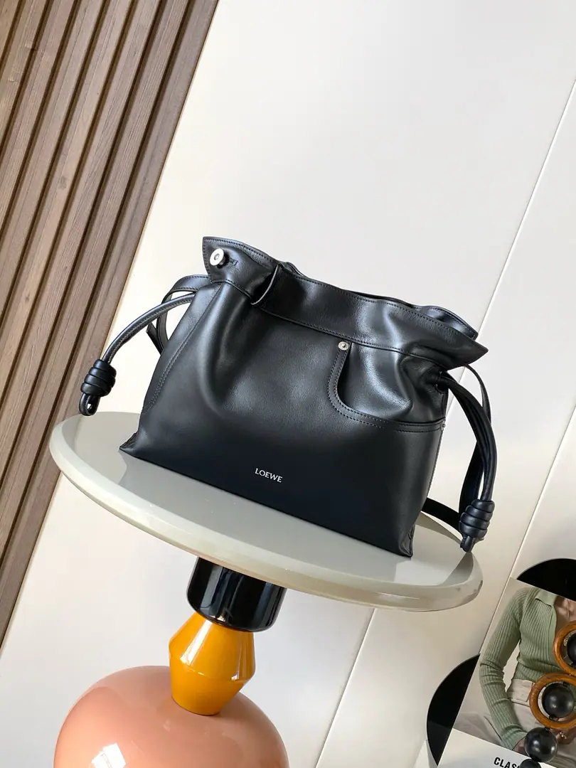 🔥The star is the same.,New version of the Fukuoka30CM🔥 The medium-sized bright-faced cow skin innovation.FlamencoHand in hand, bag.🔥Use a zipper to tighten it., And a sign of a wheel.💄This version is made of Napa cattle leather.💥I have to say..., This brand is all about the softness and pragmatism of the leather.Flamenco KnotIt was a great show.💣You can feel it all you want.Flamenco KnotI found it.🌻We'll combine the ropes with the Tott bags., It's a different feeling for the girls.🌹It's not as simple as it looks., But it's special., It's a good thing.🎁The name of this bag is the same as the French French gypsy dance in Spain.👑It's also a design style that means that Lo is a graceful and personalist.💖Skin is a smooth Spanish cow.👜It's so soft., Refruit leather line.🌞It's solid and swipe., It's a big shot., Except for what I can do.shoulder bagOr a handbag.🩵A special pull-line design., And soft leather loading., Tighten the ropes and the line is more fluid., It's a great place to work and to be free. Dimensions: 30CM~24.5CM~10.5CM Paragraph: 9110 Colours: Black