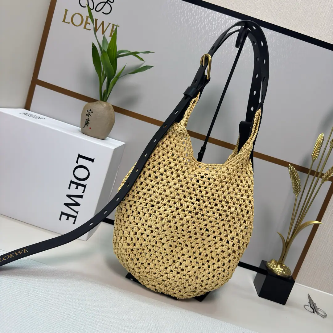 The Lok family.🌟Punch Hole Hobo- I'm not a fucking idiot. Handbag. Weave handy hand-made hand-made hand-made hand-made hand-weaves and fur belts. And the functional details. It's a soft and light handbag. Made of hand-weaved Raphigras palm leaves. Shoulder or handheld. Regable. Magnetic button opening An inside leather bag.LOE*WE Hot gold. Model: 10250 Dimensions:34*22*24cm