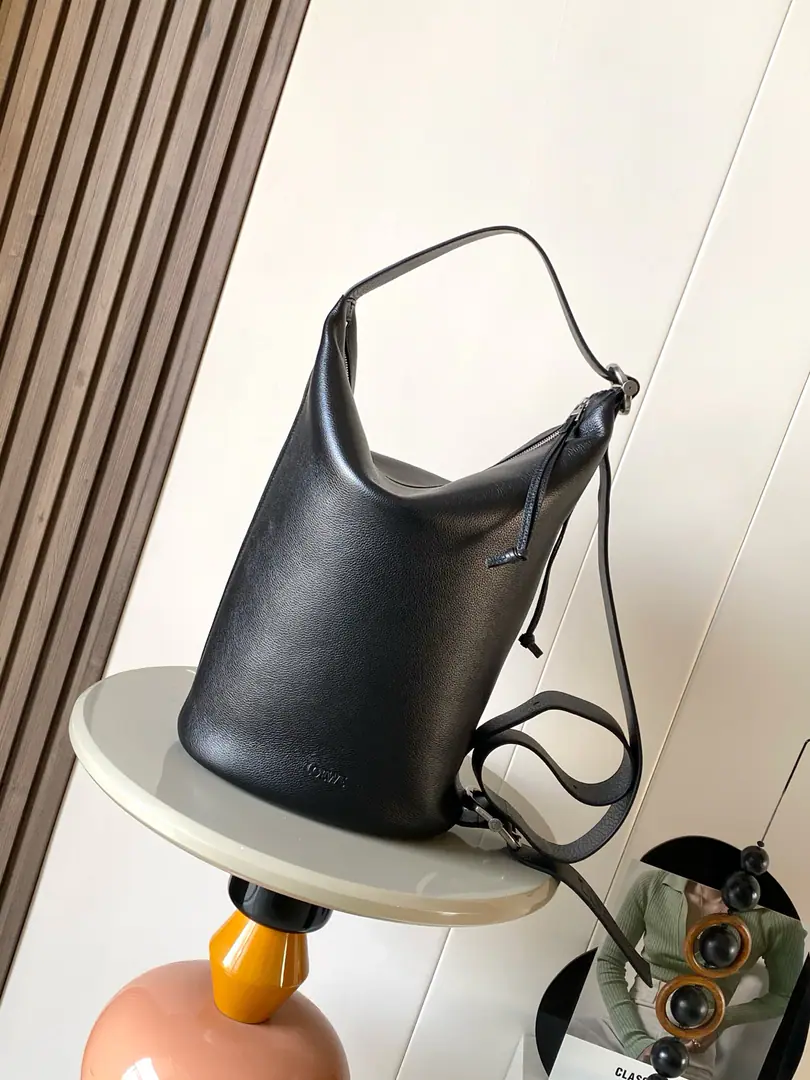 🔥New paragraph💥 Soft-pumped cow leather. Loop Pumper bag.🎁Loop Combining the contour of the bucket bag with the ease of the travel bag.🔥Make a bag.👑Use of marker buttons and slides💥Wear it in a variety of ways., It's easy to adjust the belt.🍻Top and side zippers to pick up the items.⚡️This version is made of soft-pumped cow leather.🌺*Shoulder or slash*Regable shoulder belt*- We're going to pull the chain.*A zipper bag.*The fabric line. *L0💋EWE Ballast Dimensions: 39CM～39CM～15.5CM Paragraph: 9158 Colours: Black/Deer skin.