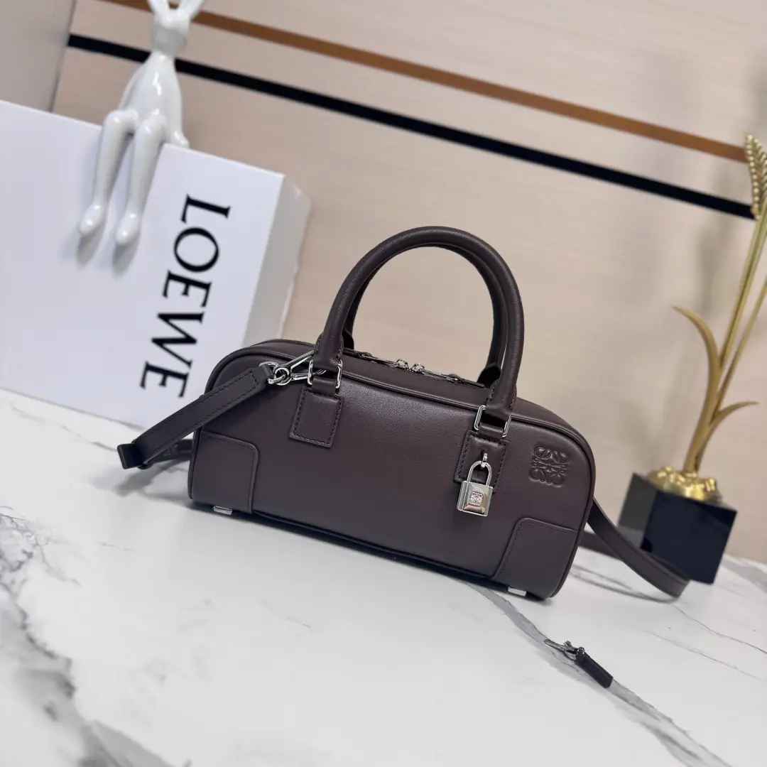 LO℮w℮🌟New paragraph Mini-Man. Amazona 23 Cropped Handbag. *bowling bag.🎳Newest Size🆕 Born in1975AgeAmazonaThe handbag is re-formed to the length of the stick., Pertinent markerityAmazonaMarking, This version is made of Napa cattle leather.*A small lock is attached as a new icon🔒To match modern lifestyles that electronic devices often store in packages*And it's designed to be updated to double zipper., Open and close easily*Details of the leather handle and the Cape of the Gu.*🉑️Slash🉑️♪ Shoulder ♪🉑️Hands. *A little bun is showing up like a school of fancy.. Model: 062417 Size:23*10*11CM
