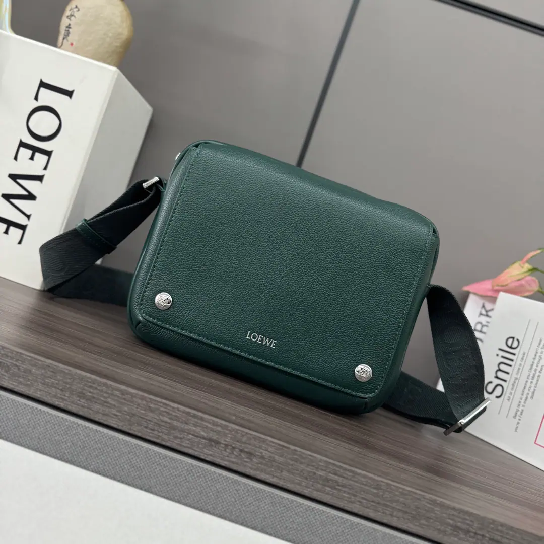 LO℮w℮🌟New paragraph The little one is soft-sprayed, cow leather.PebbleMailman's bag..Use practical precision design.With a double mark.Anagram Pebble.This version is made of soft-pumped cow leather.. AdjustableLO℮w℮Weaving*- We're going to pull the chain.*A button opens the front pocket., An internal bag. In the furded liner.LO℮w℮Hot silver., Anagram Pebble. size: 23*18*9cm Model: 652441
